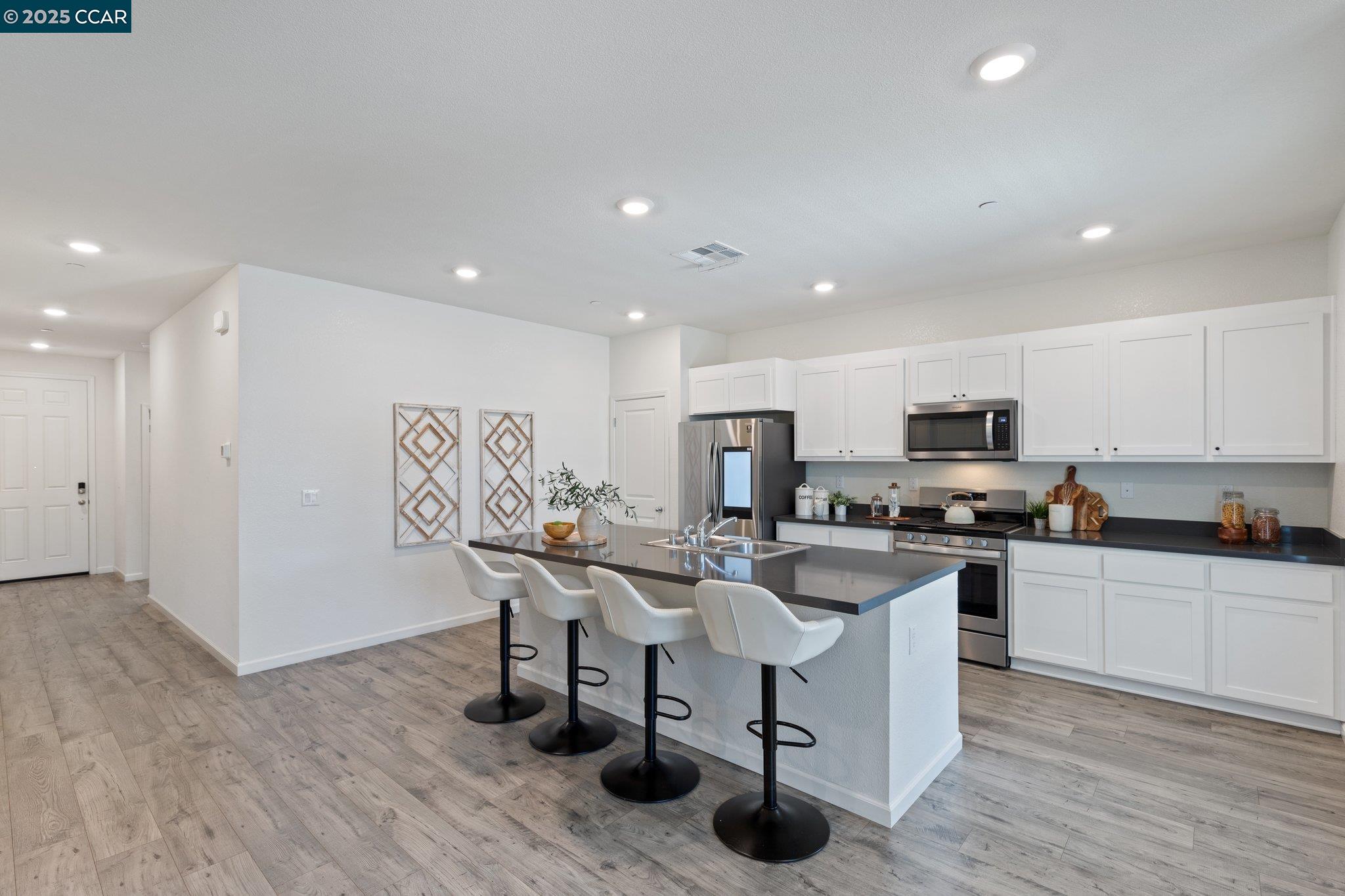 Detail Gallery Image 14 of 39 For 15477 Port Washington St, Lathrop,  CA 95330 - 3 Beds | 2 Baths
