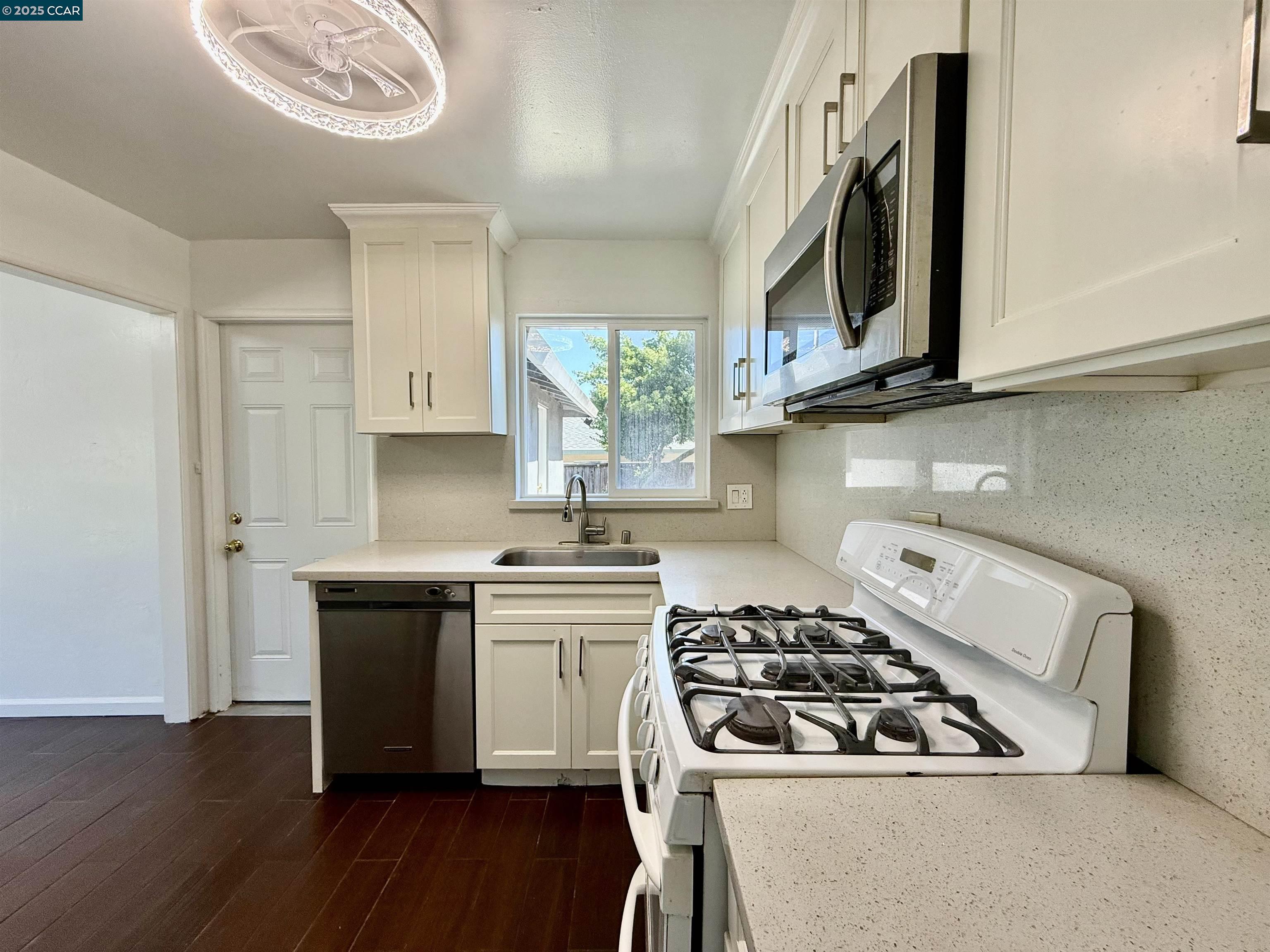 Detail Gallery Image 6 of 36 For 19 Flamingo Ct, American Canyon,  CA 94503 - 4 Beds | 2 Baths