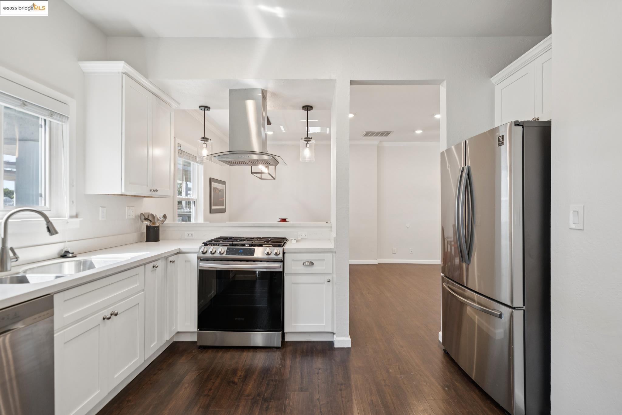 Detail Gallery Image 2 of 33 For 557 33rd St, Oakland,  CA 94609 - – Beds | – Baths
