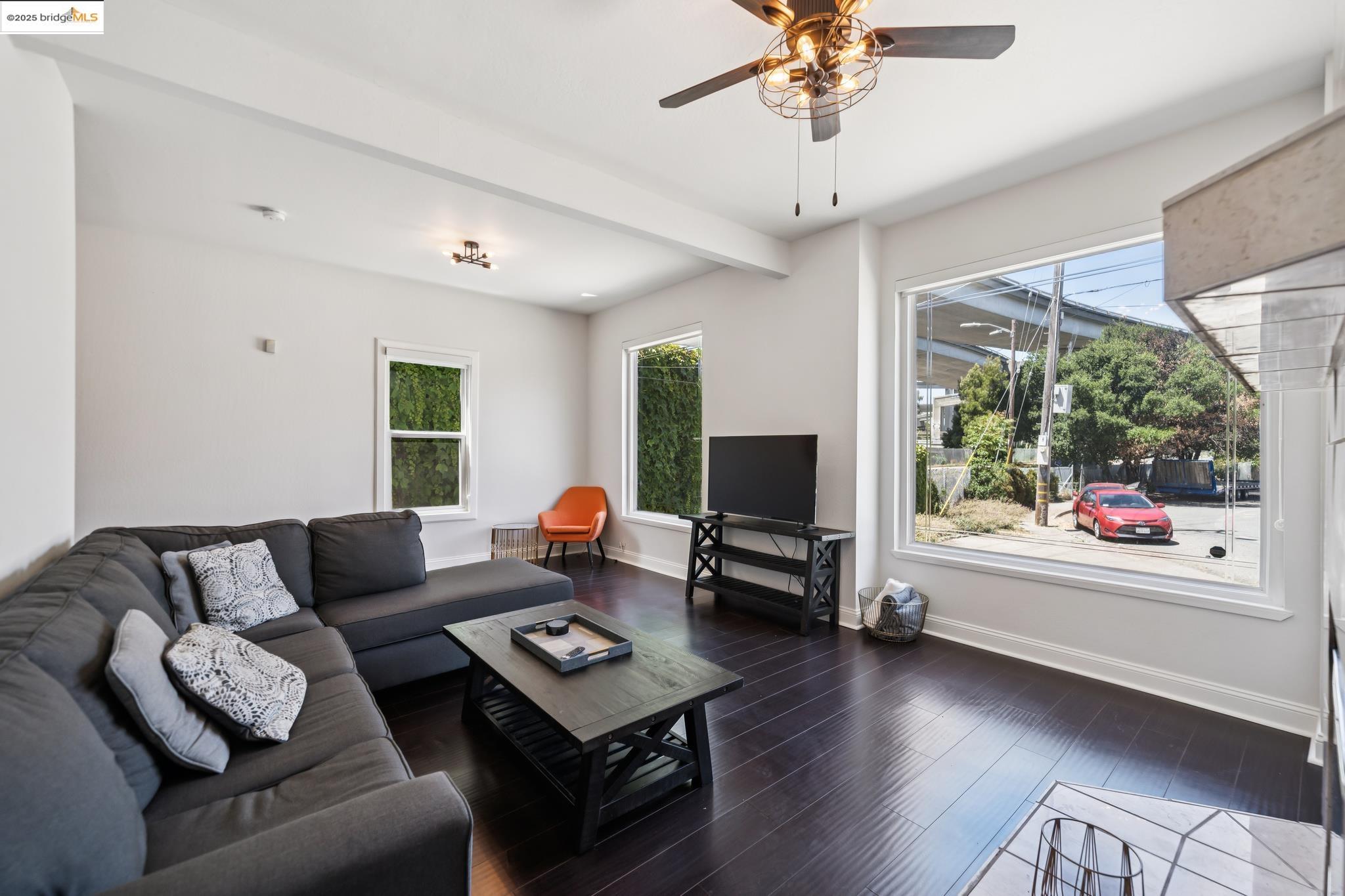 Detail Gallery Image 12 of 33 For 557 33rd St, Oakland,  CA 94609 - – Beds | – Baths