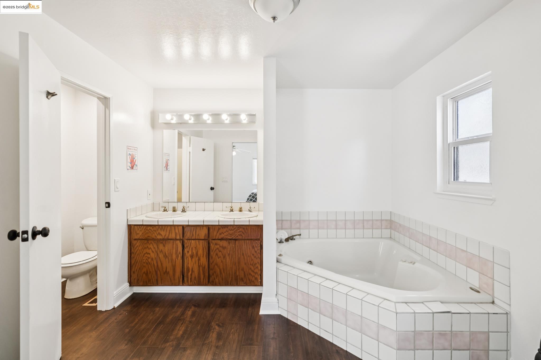 Detail Gallery Image 16 of 33 For 557 33rd St, Oakland,  CA 94609 - – Beds | – Baths
