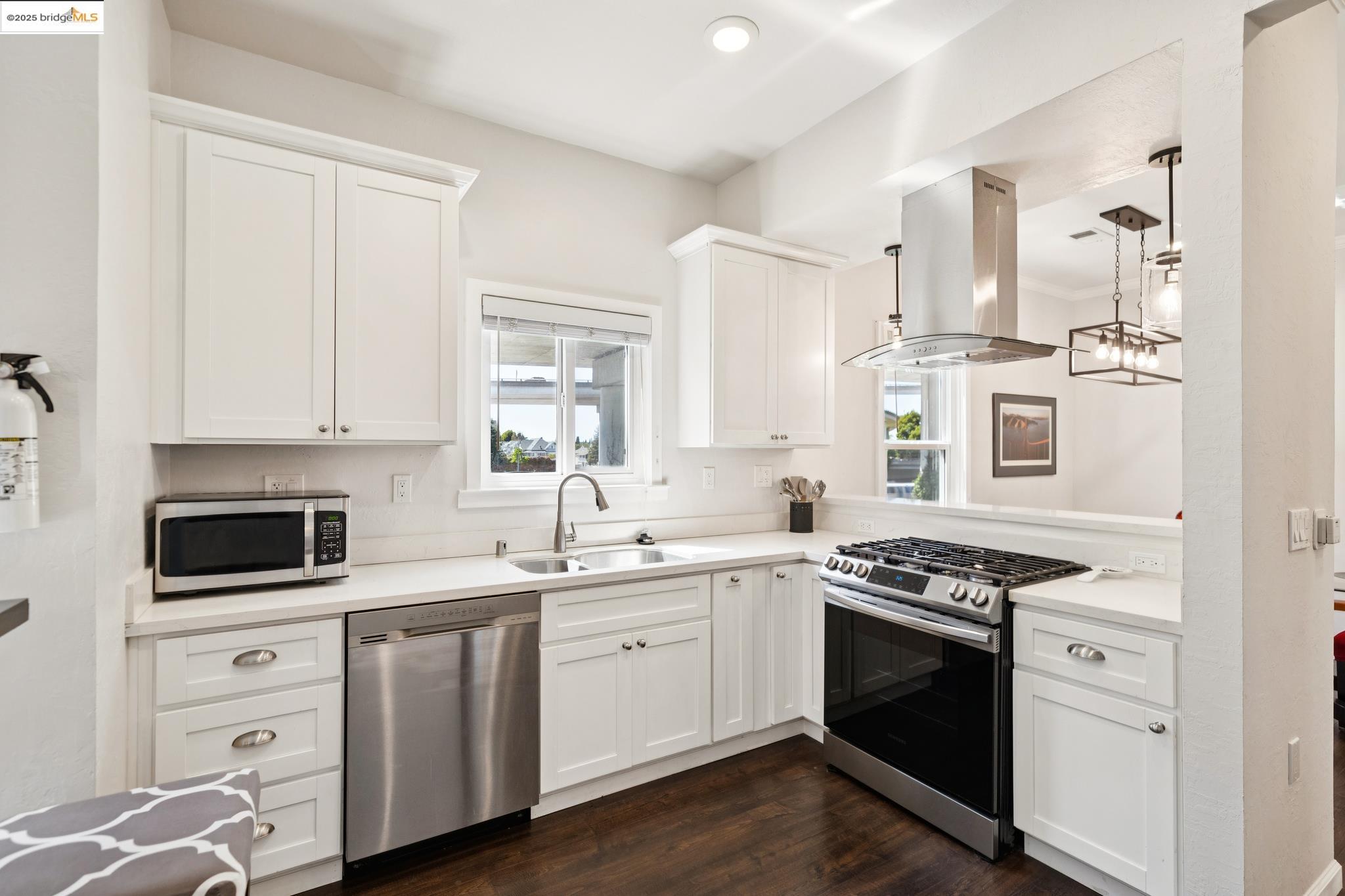 Detail Gallery Image 3 of 33 For 557 33rd St, Oakland,  CA 94609 - – Beds | – Baths