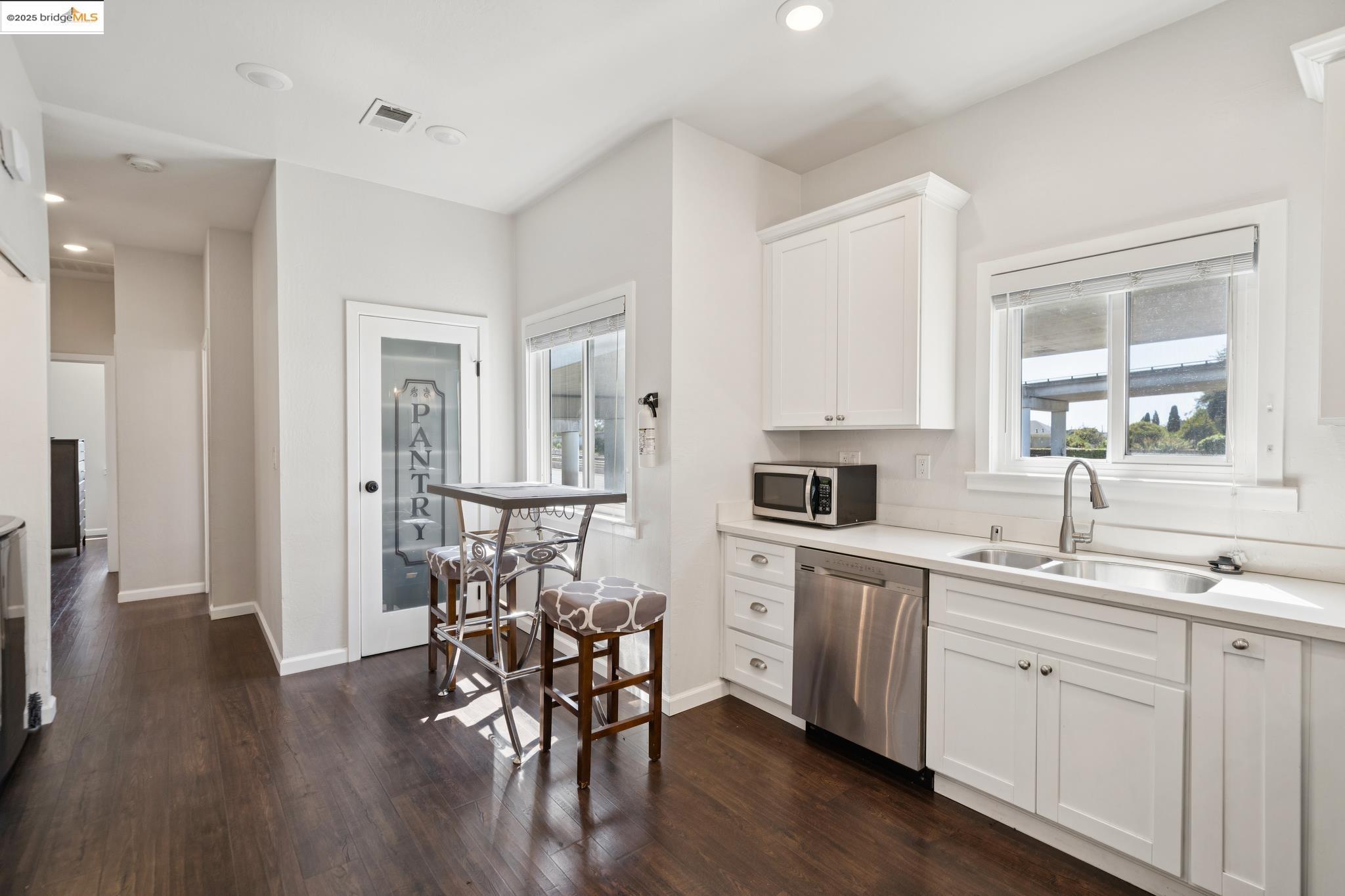 Detail Gallery Image 4 of 33 For 557 33rd St, Oakland,  CA 94609 - – Beds | – Baths
