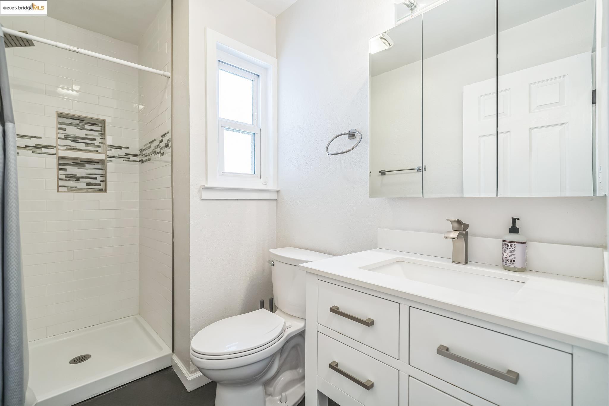 Detail Gallery Image 6 of 33 For 557 33rd St, Oakland,  CA 94609 - – Beds | – Baths