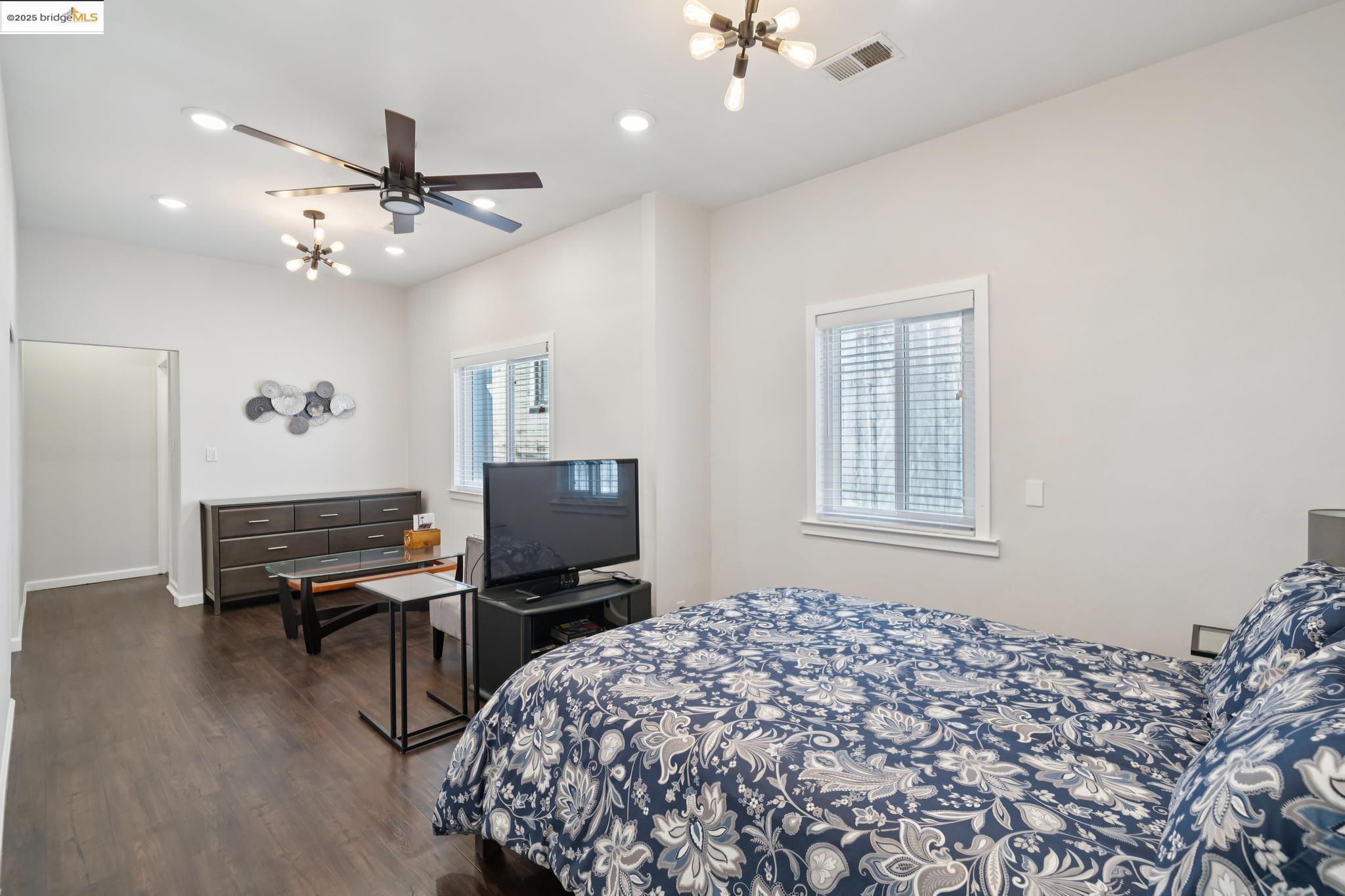Detail Gallery Image 7 of 33 For 557 33rd St, Oakland,  CA 94609 - – Beds | – Baths