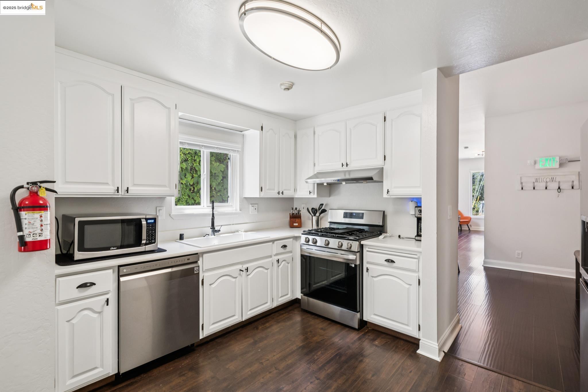 Detail Gallery Image 10 of 33 For 557 33rd St, Oakland,  CA 94609 - – Beds | – Baths