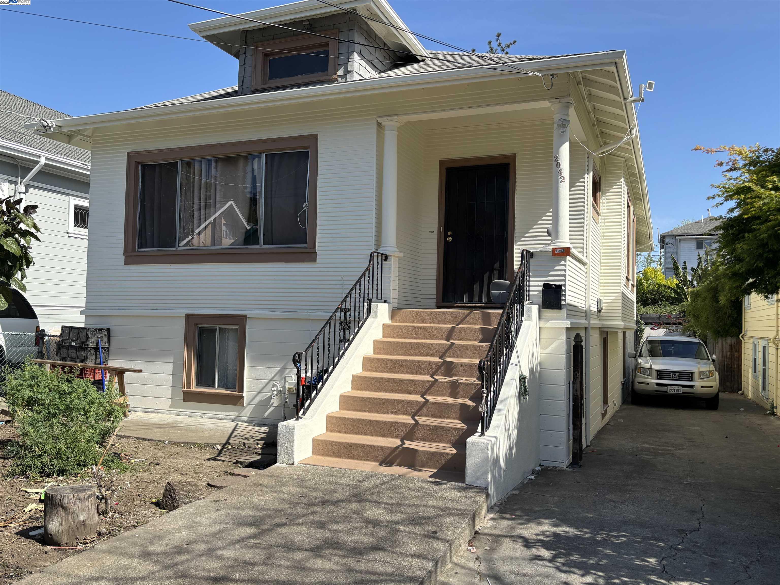 Detail Gallery Image 2 of 8 For 2042 Rosedale Ave., Oakland,  CA 94601 - 3 Beds | 1 Baths
