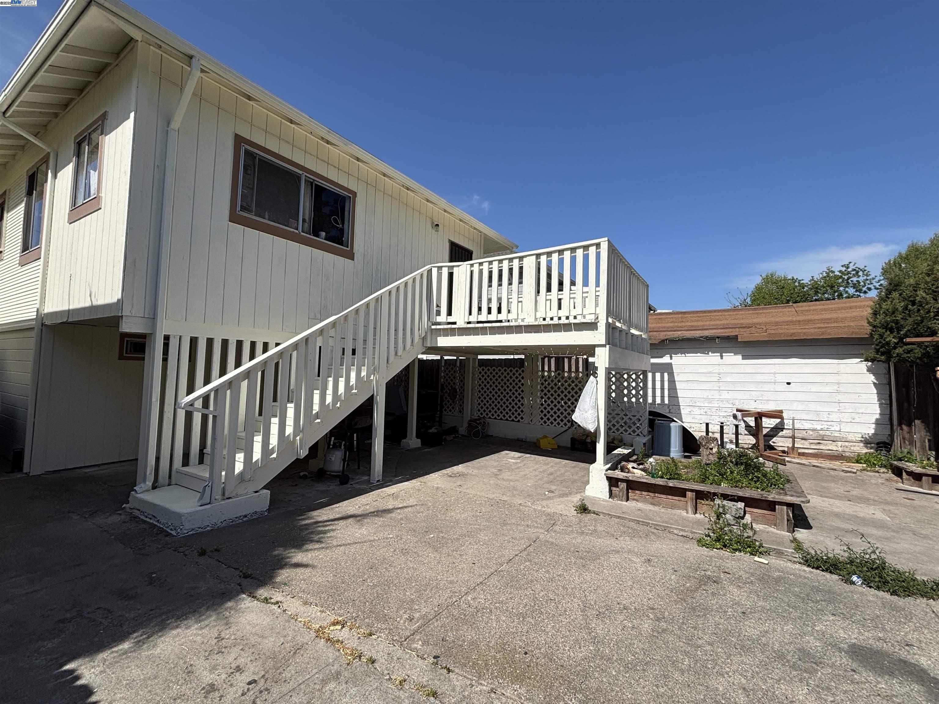 Detail Gallery Image 3 of 8 For 2042 Rosedale Ave., Oakland,  CA 94601 - 3 Beds | 1 Baths
