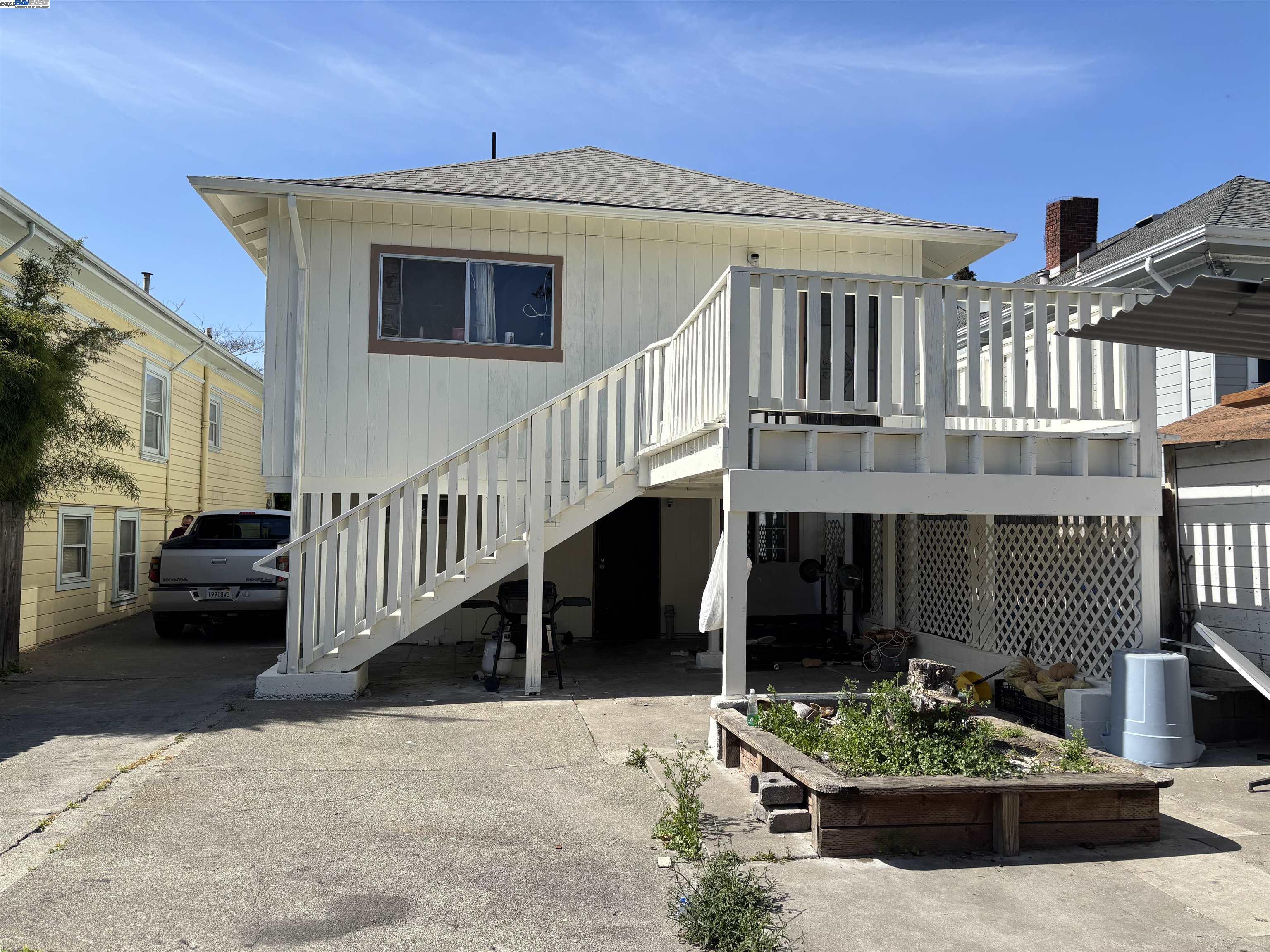 Detail Gallery Image 4 of 8 For 2042 Rosedale Ave., Oakland,  CA 94601 - 3 Beds | 1 Baths