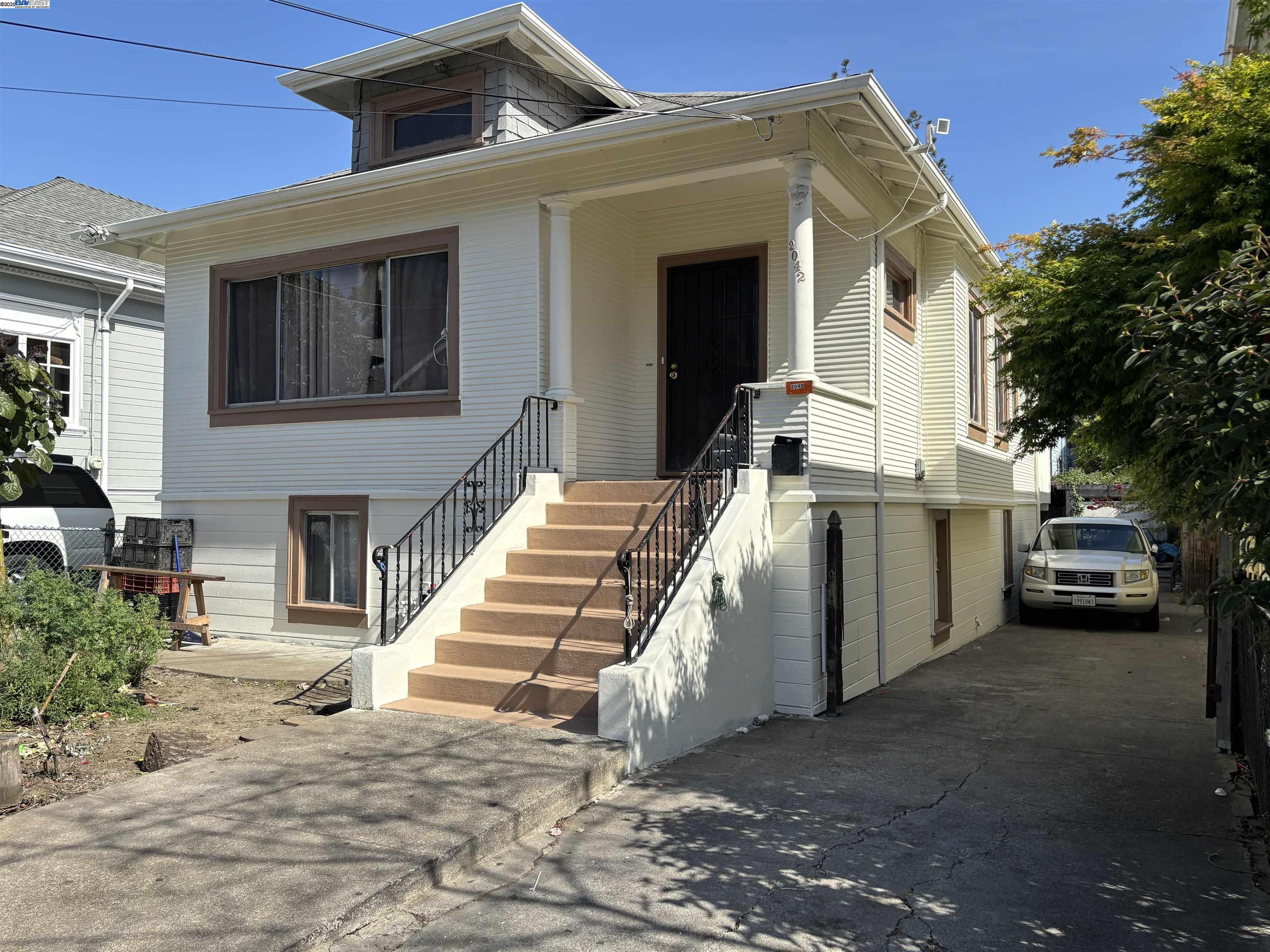 Detail Gallery Image 6 of 8 For 2042 Rosedale Ave., Oakland,  CA 94601 - 3 Beds | 1 Baths