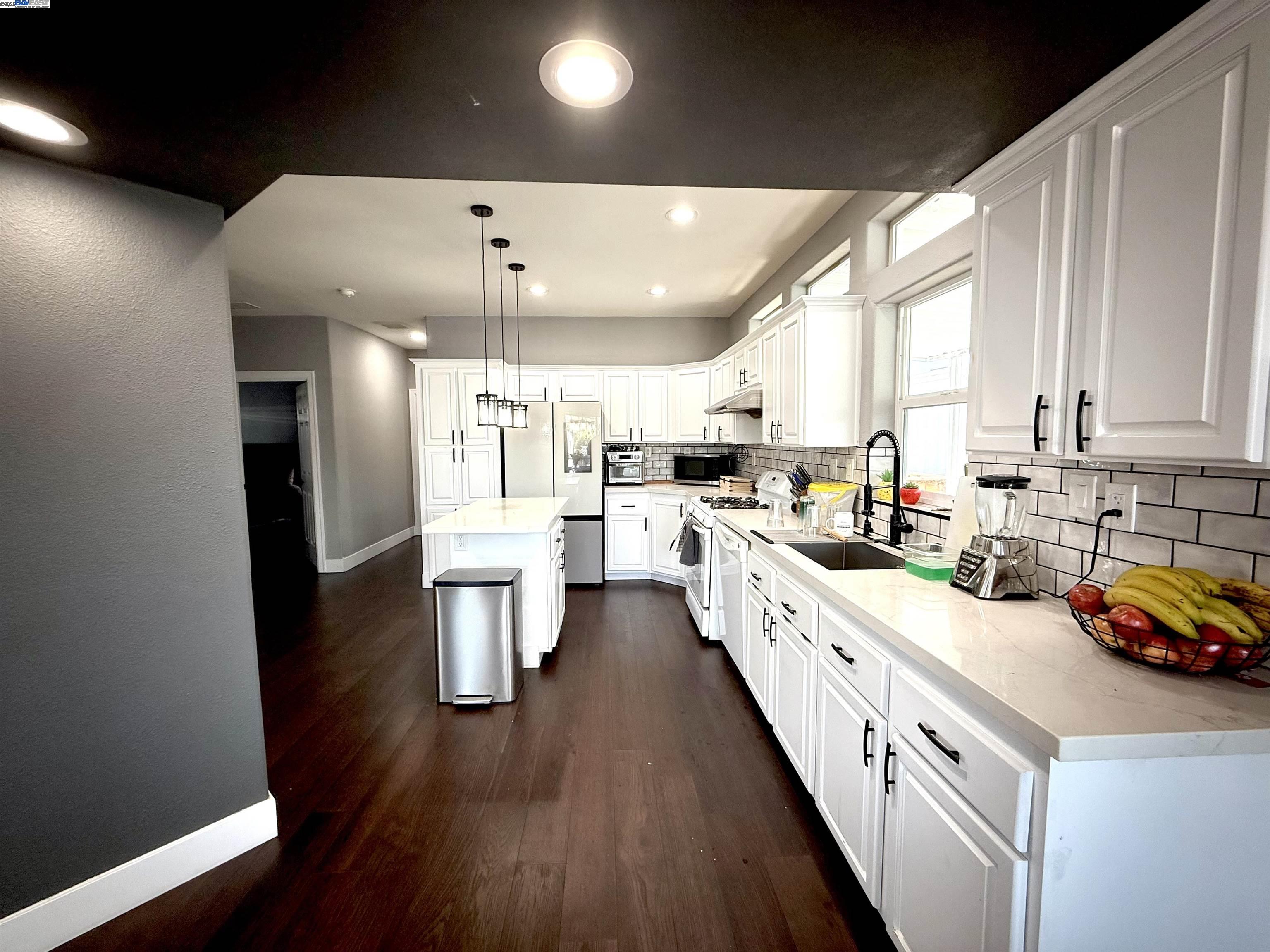Detail Gallery Image 5 of 19 For 1225 Vienna Dr #450,  Sunnyvale,  CA 94089 - 3 Beds | 2 Baths