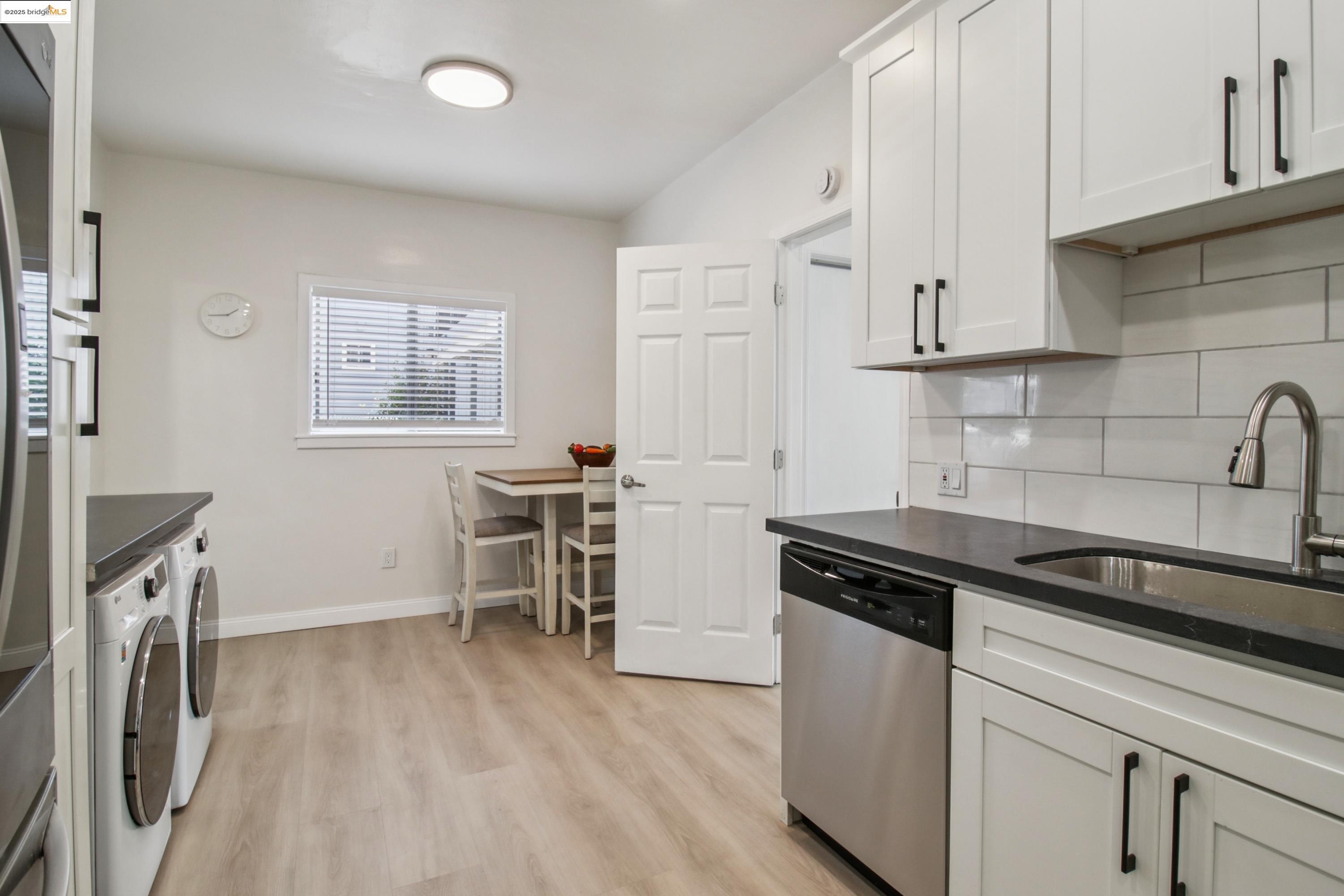 Detail Gallery Image 11 of 36 For 2353 E 21st St, Oakland,  CA 94601 - 4 Beds | 2/1 Baths