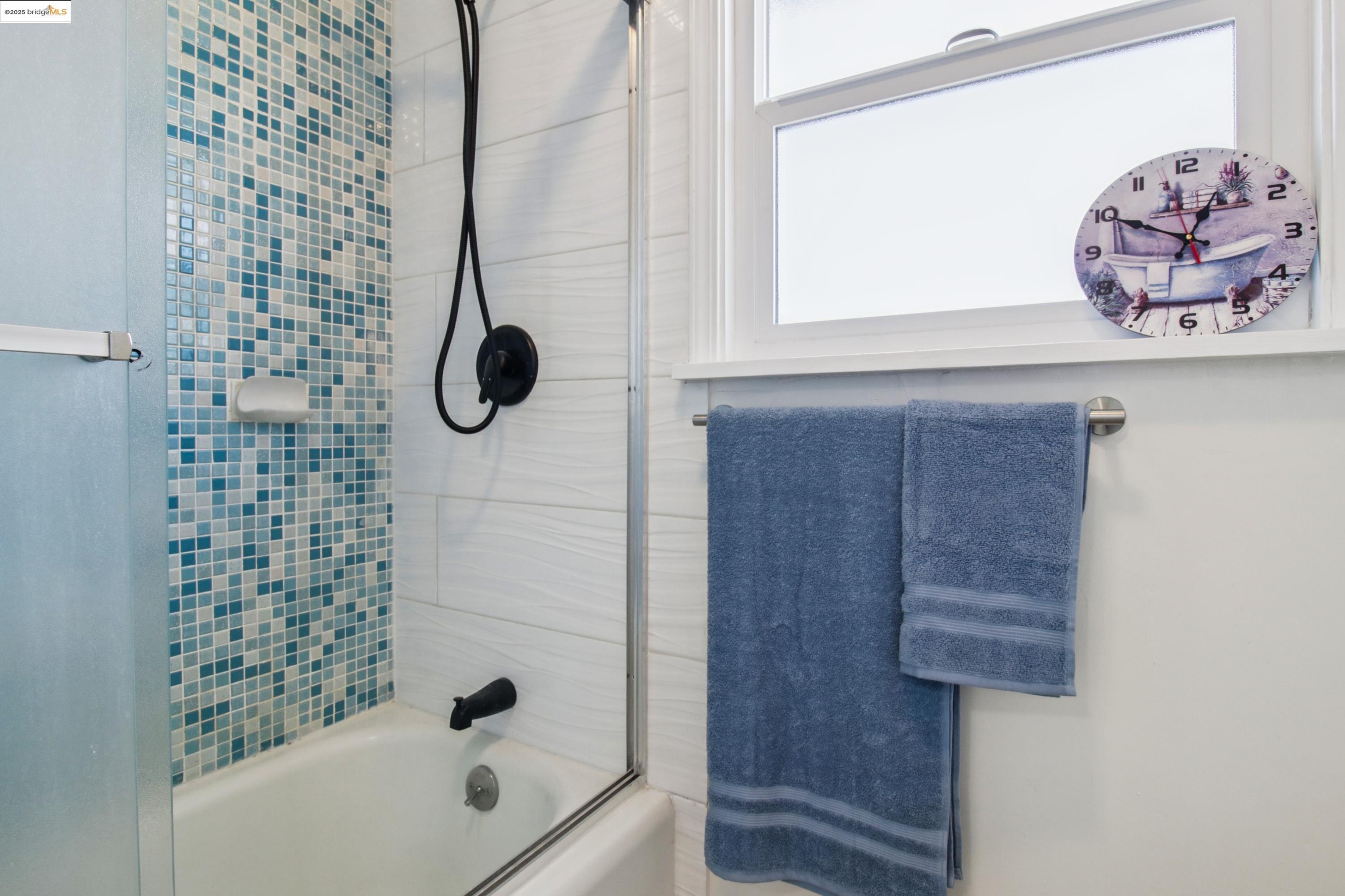 Detail Gallery Image 18 of 36 For 2353 E 21st St, Oakland,  CA 94601 - 4 Beds | 2/1 Baths