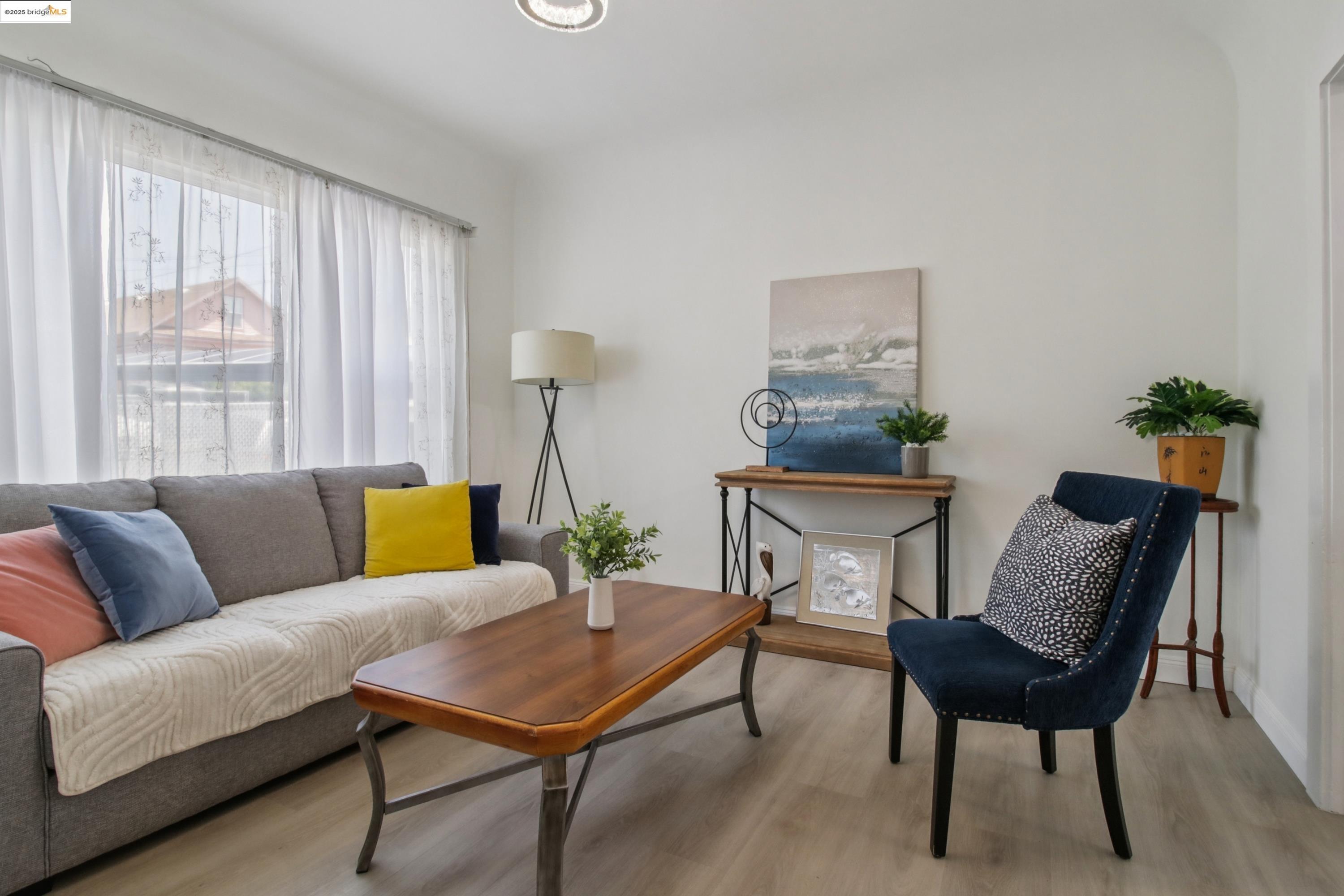 Detail Gallery Image 3 of 36 For 2353 E 21st St, Oakland,  CA 94601 - 4 Beds | 2/1 Baths