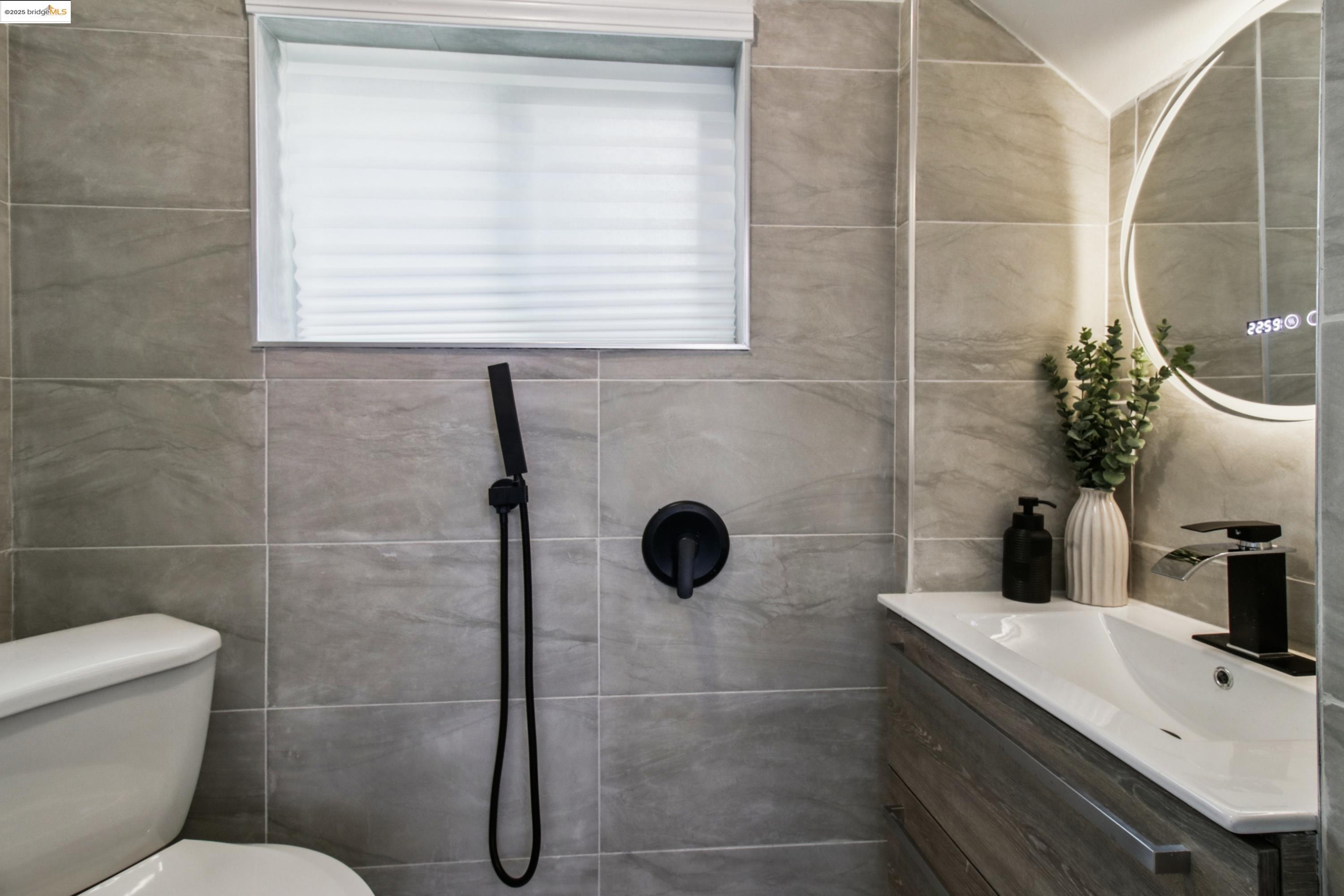 Detail Gallery Image 7 of 36 For 2353 E 21st St, Oakland,  CA 94601 - 4 Beds | 2/1 Baths