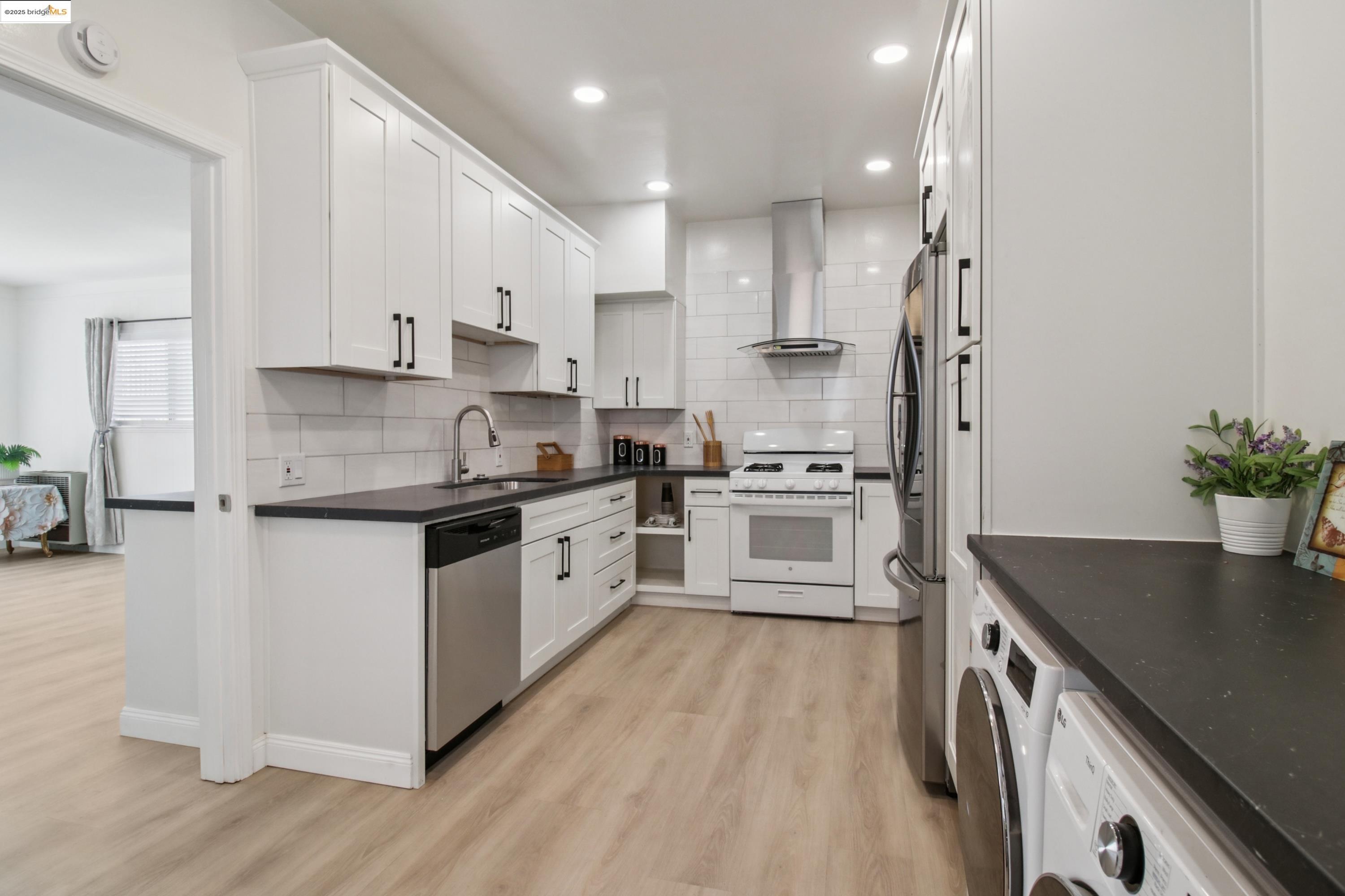 Detail Gallery Image 9 of 36 For 2353 E 21st St, Oakland,  CA 94601 - 4 Beds | 2/1 Baths
