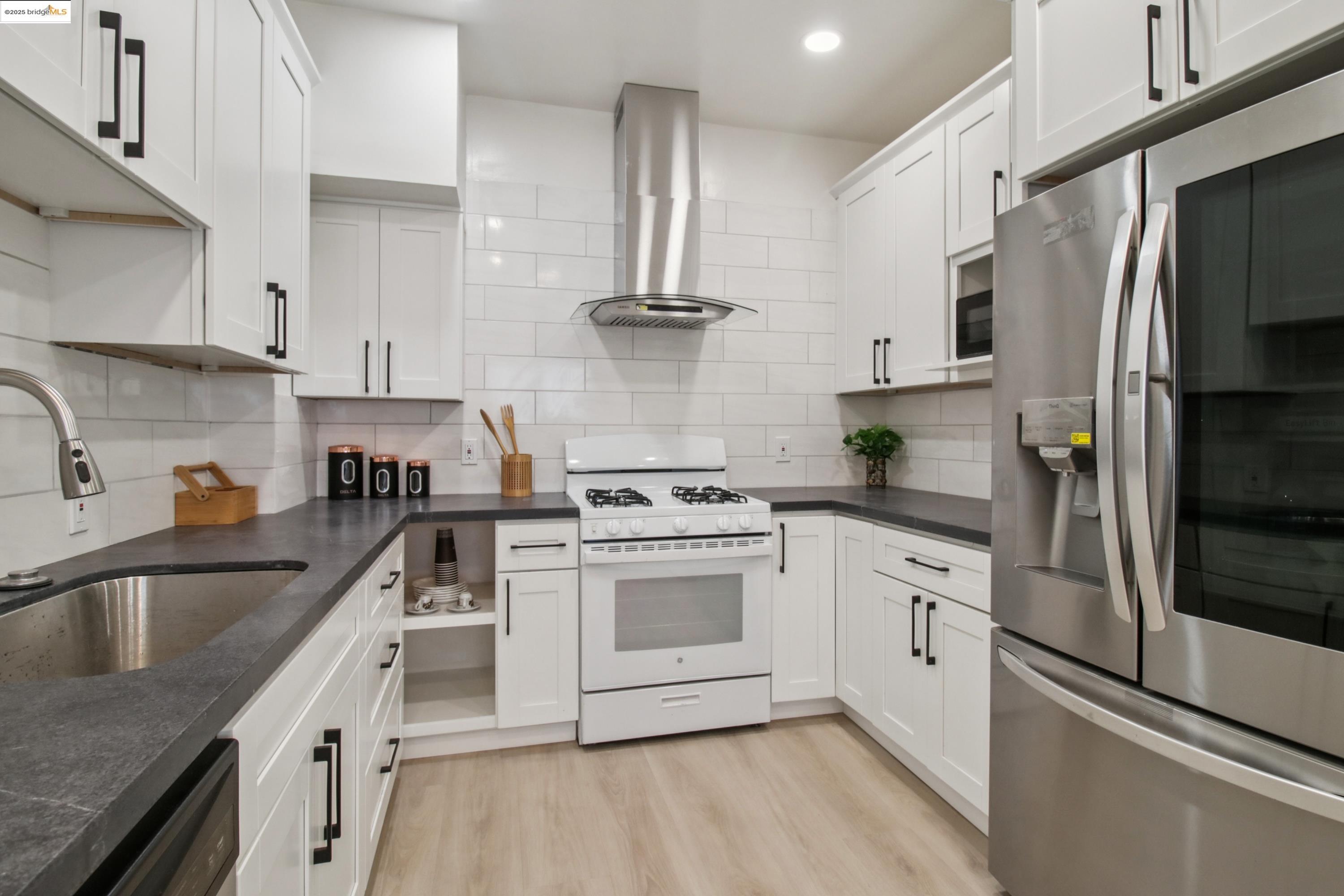 Detail Gallery Image 10 of 36 For 2353 E 21st St, Oakland,  CA 94601 - 4 Beds | 2/1 Baths