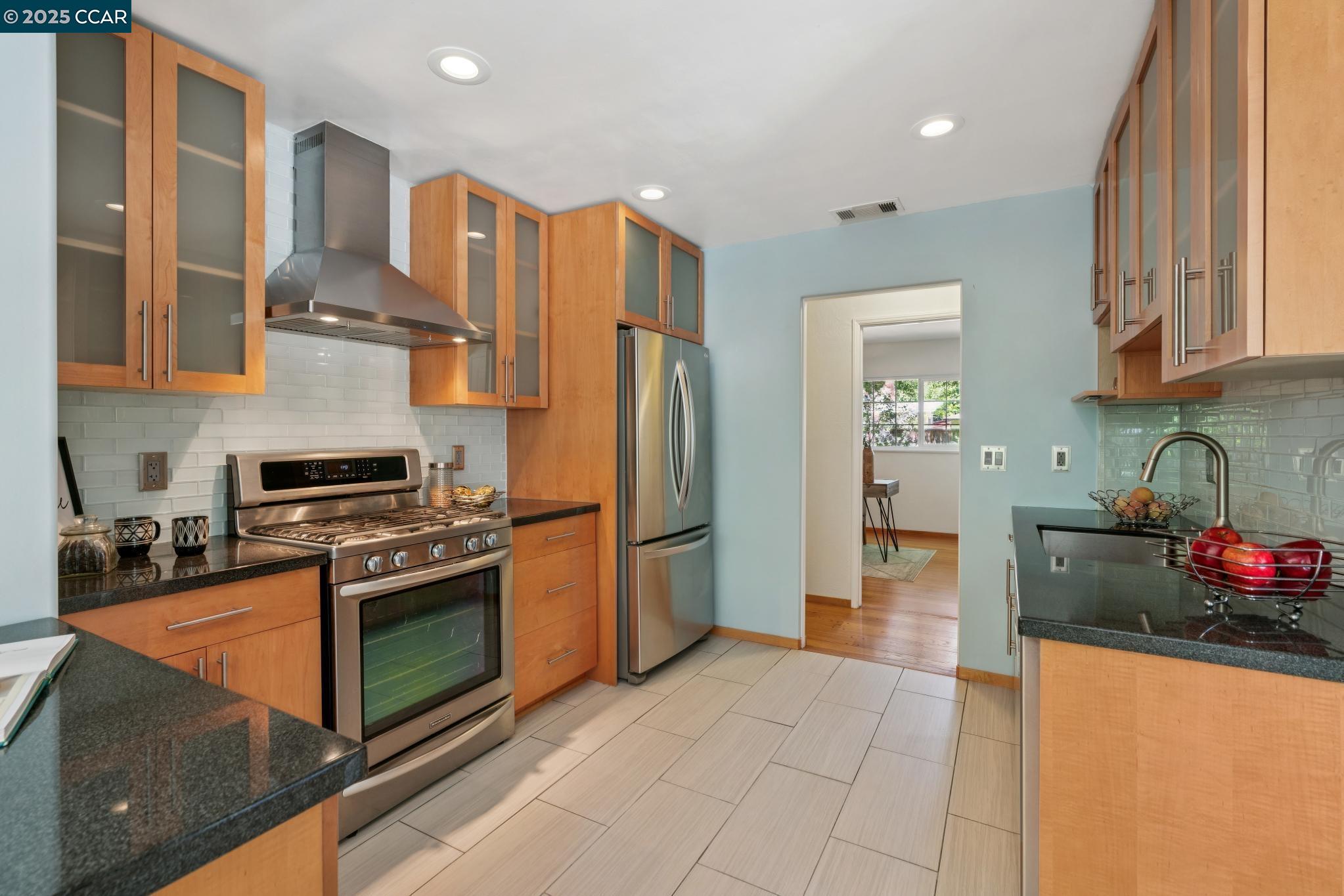 Detail Gallery Image 8 of 40 For 41 Heather Ln, Walnut Creek,  CA 94597 - 3 Beds | 1/1 Baths