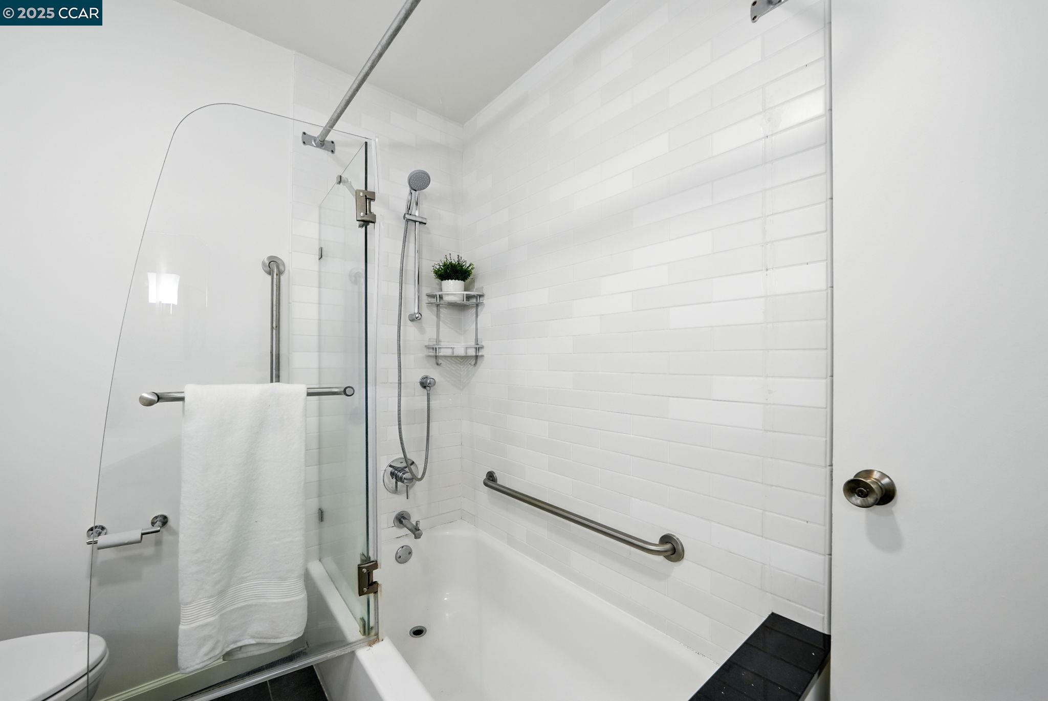 Detail Gallery Image 15 of 21 For 325 Lenox Ave #104,  Oakland,  CA 94610 - 1 Beds | 1 Baths