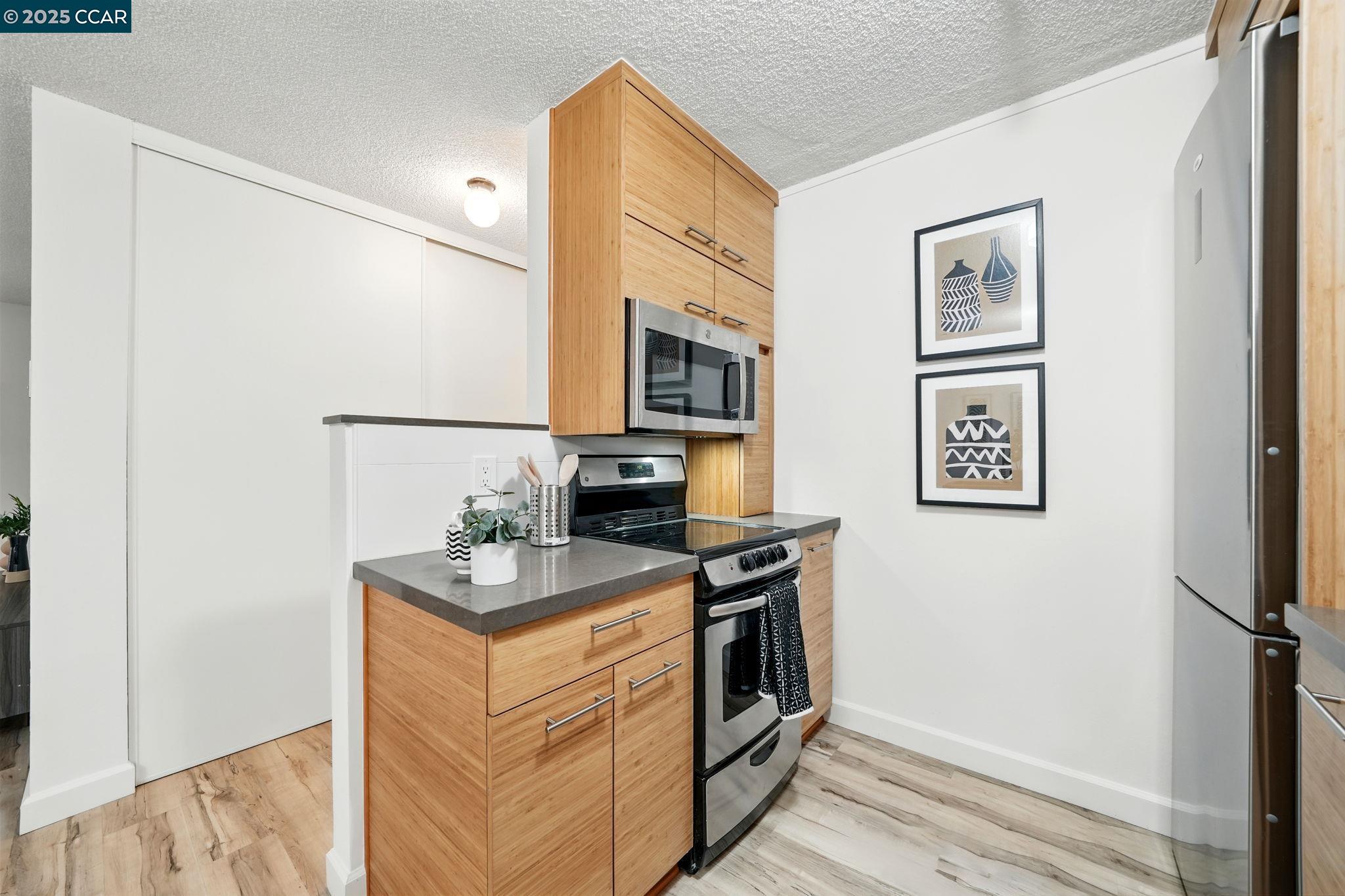 Detail Gallery Image 8 of 21 For 325 Lenox Ave #104,  Oakland,  CA 94610 - 1 Beds | 1 Baths