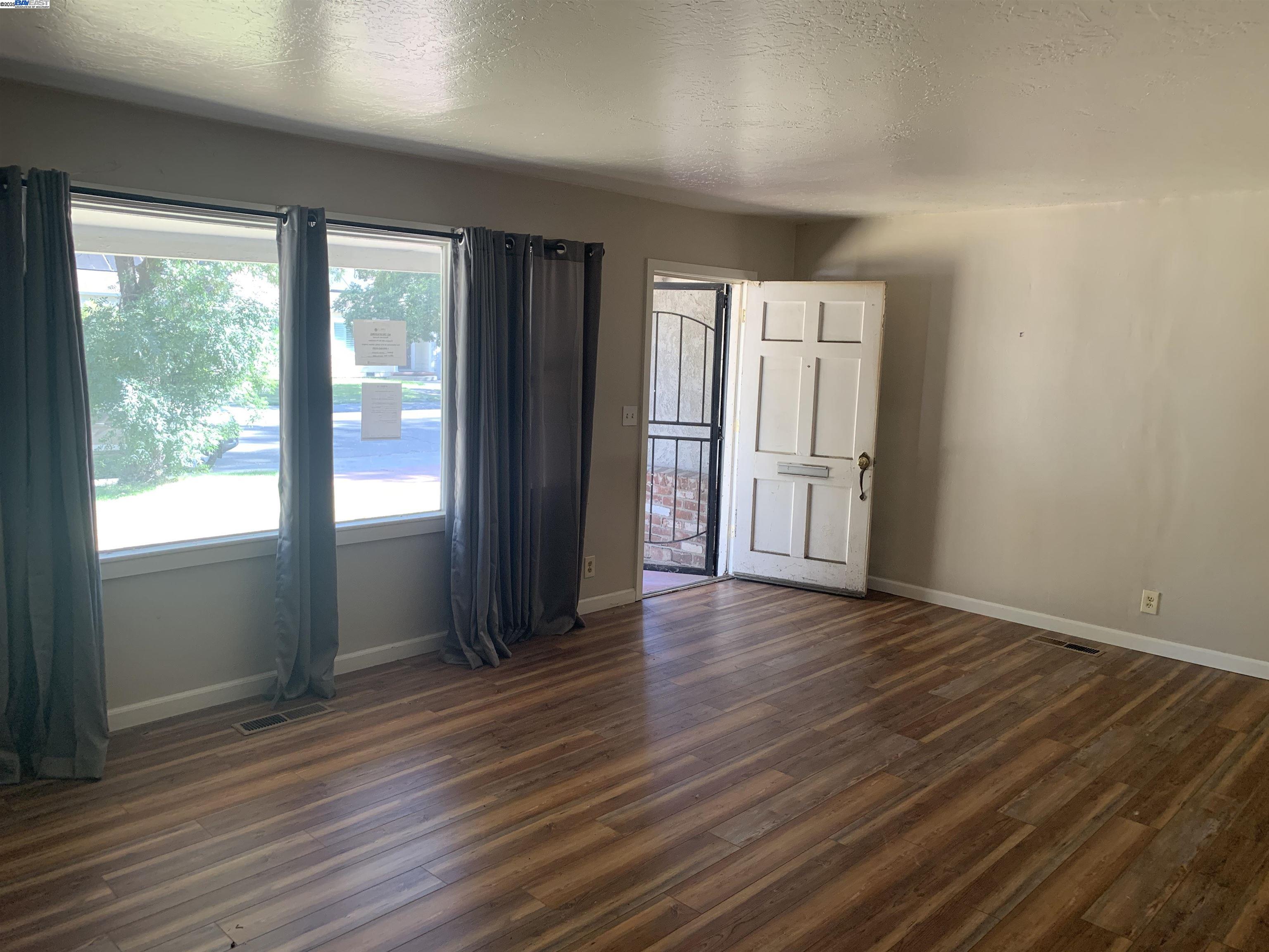 Detail Gallery Image 3 of 26 For 1526 W Monterey Ave, Stockton,  CA 95204 - 3 Beds | 1 Baths