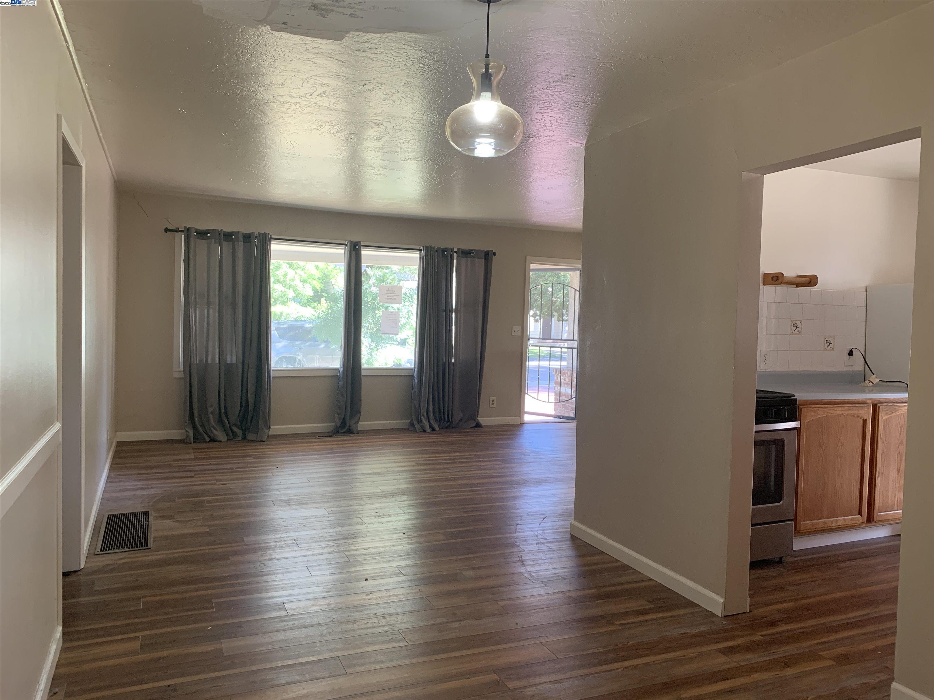 Detail Gallery Image 4 of 26 For 1526 W Monterey Ave, Stockton,  CA 95204 - 3 Beds | 1 Baths