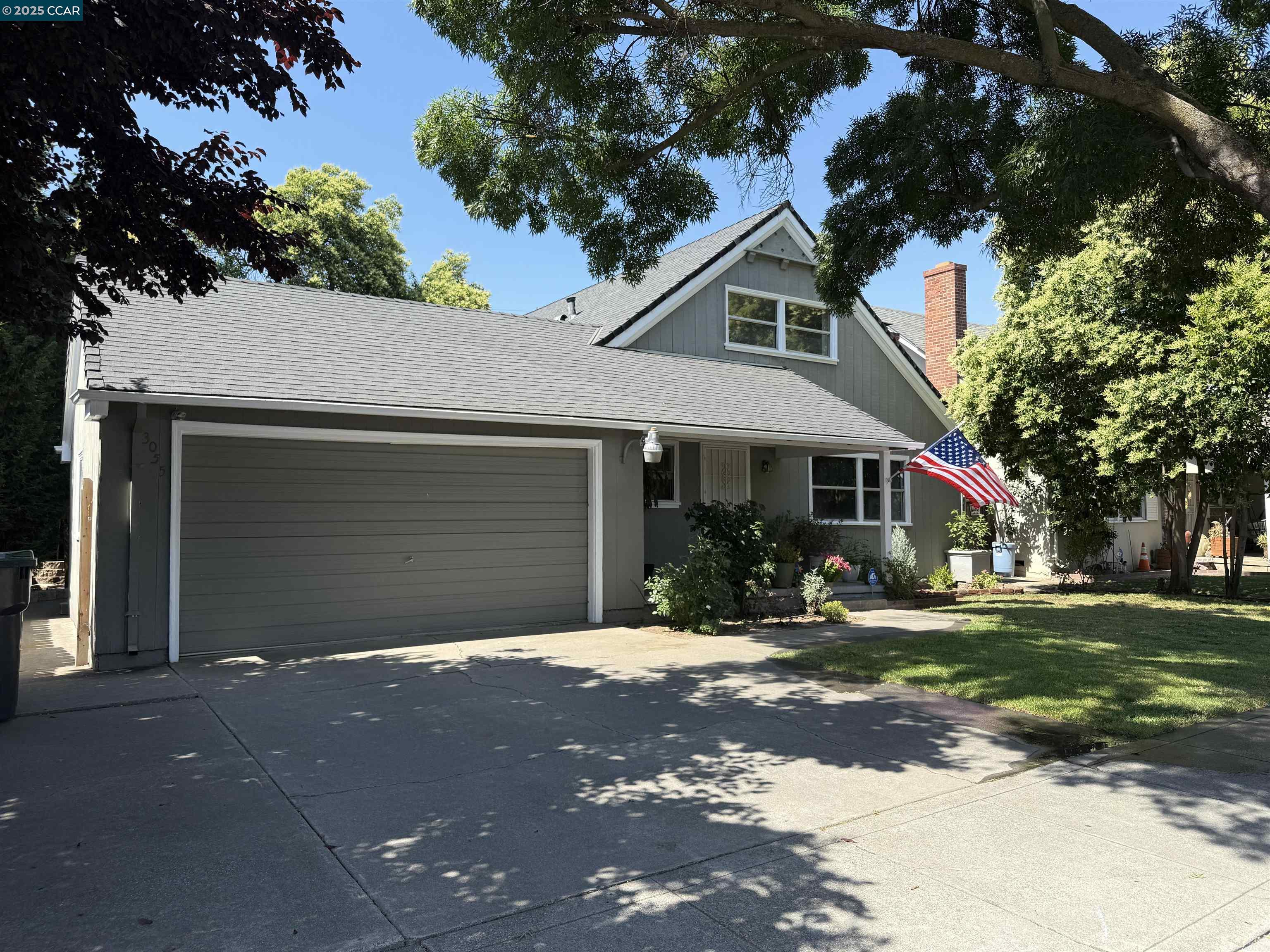 Detail Gallery Image 1 of 27 For 3055 Country Club Blvd, Stockton,  CA 95204 - 3 Beds | 2 Baths