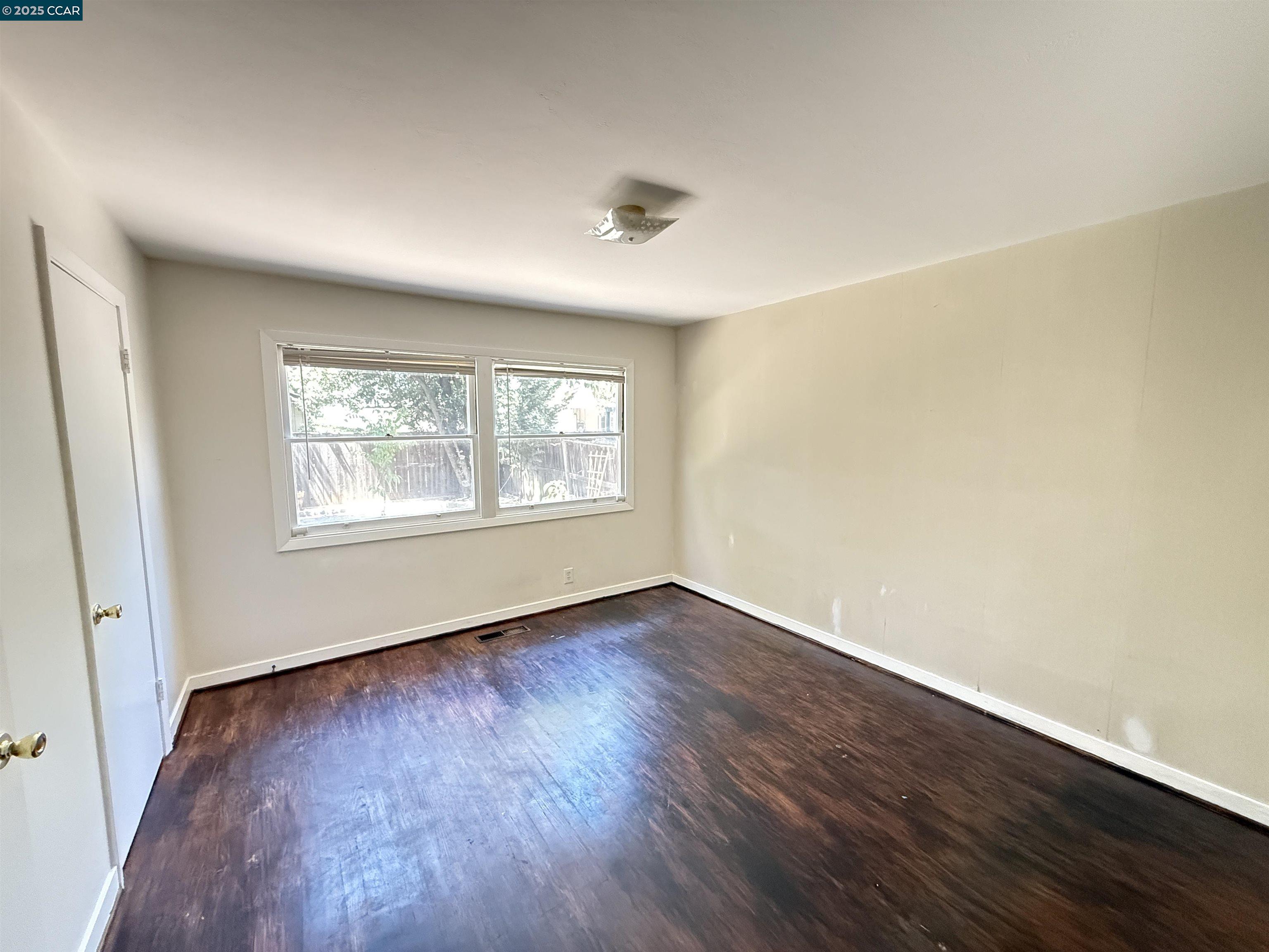 Detail Gallery Image 9 of 27 For 3055 Country Club Blvd, Stockton,  CA 95204 - 3 Beds | 2 Baths