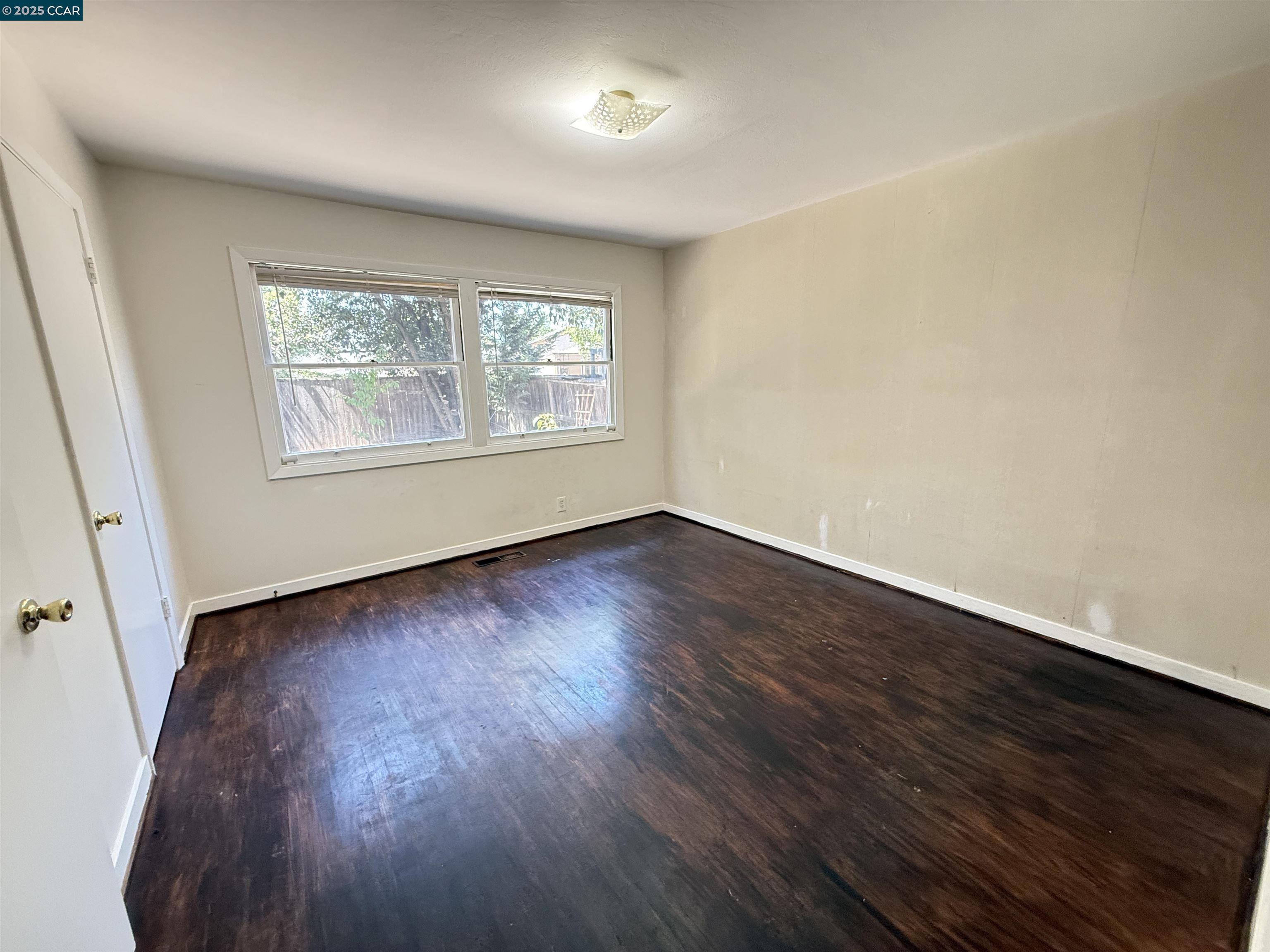 Detail Gallery Image 10 of 27 For 3055 Country Club Blvd, Stockton,  CA 95204 - 3 Beds | 2 Baths