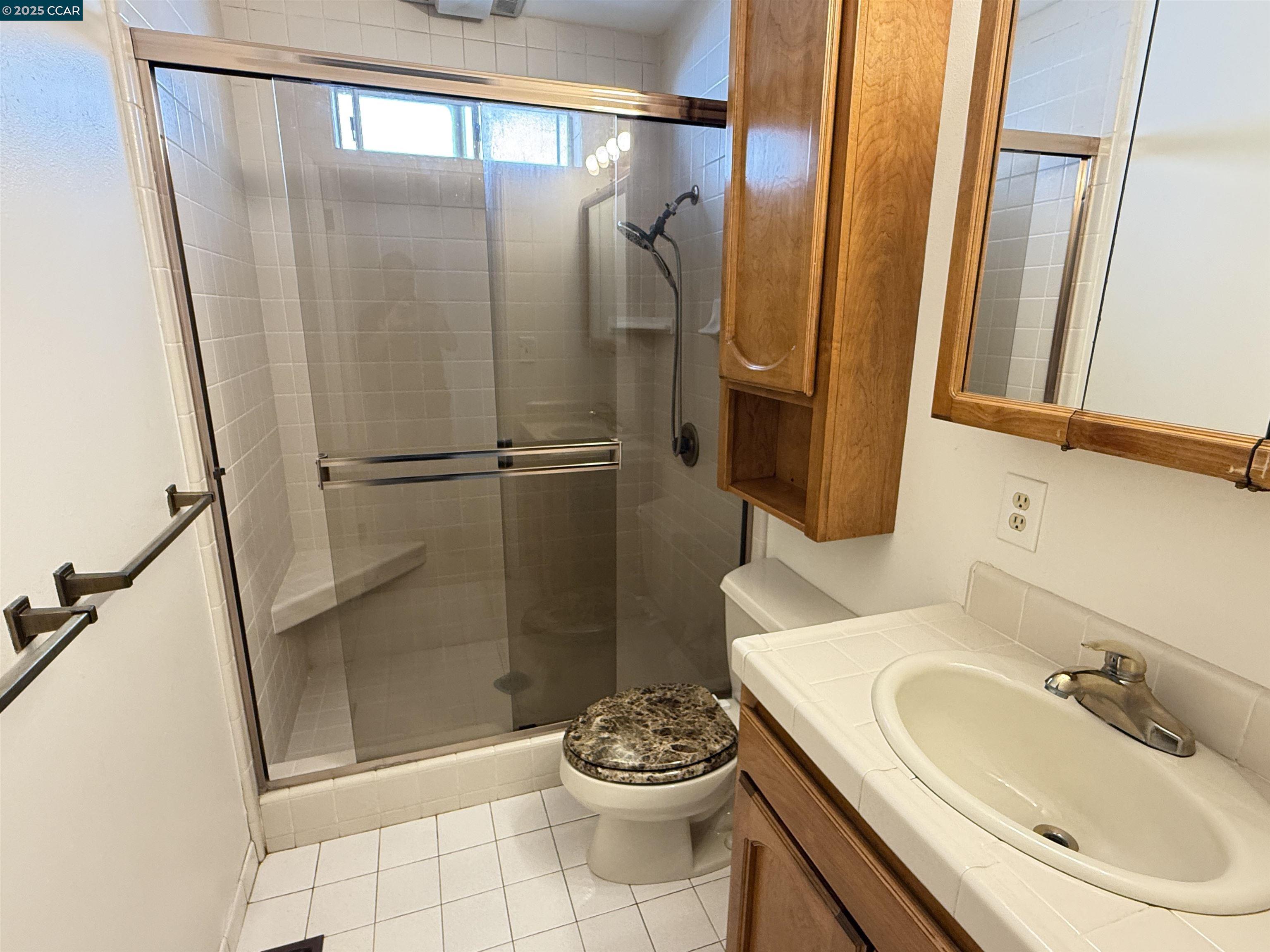 Detail Gallery Image 11 of 27 For 3055 Country Club Blvd, Stockton,  CA 95204 - 3 Beds | 2 Baths