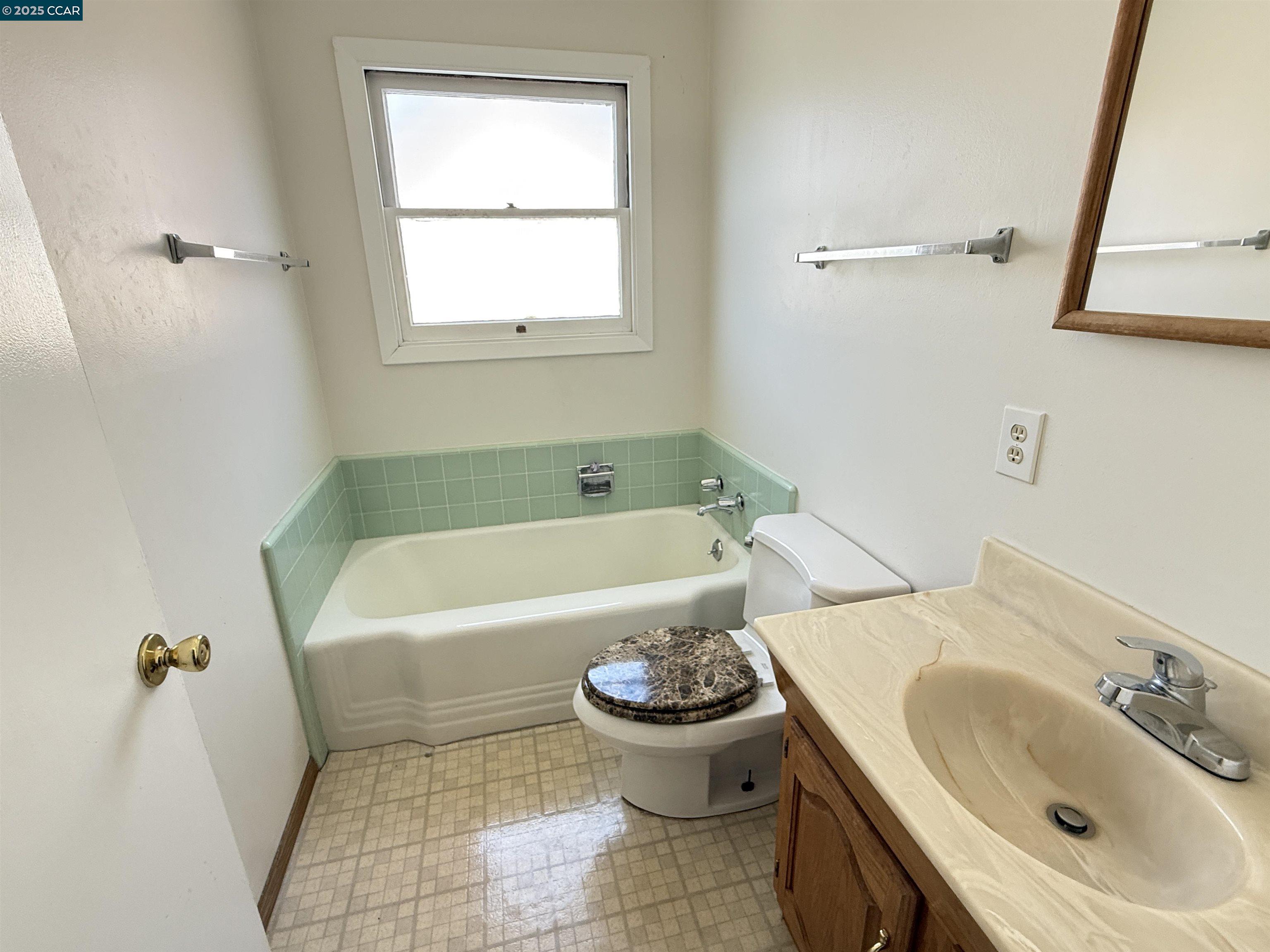 Detail Gallery Image 20 of 27 For 3055 Country Club Blvd, Stockton,  CA 95204 - 3 Beds | 2 Baths