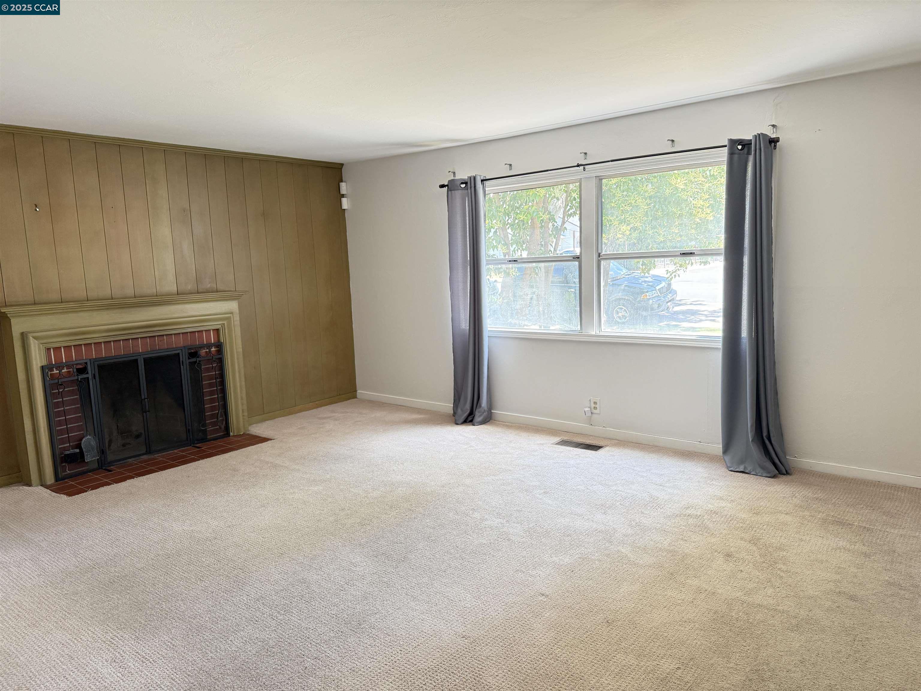 Detail Gallery Image 3 of 27 For 3055 Country Club Blvd, Stockton,  CA 95204 - 3 Beds | 2 Baths