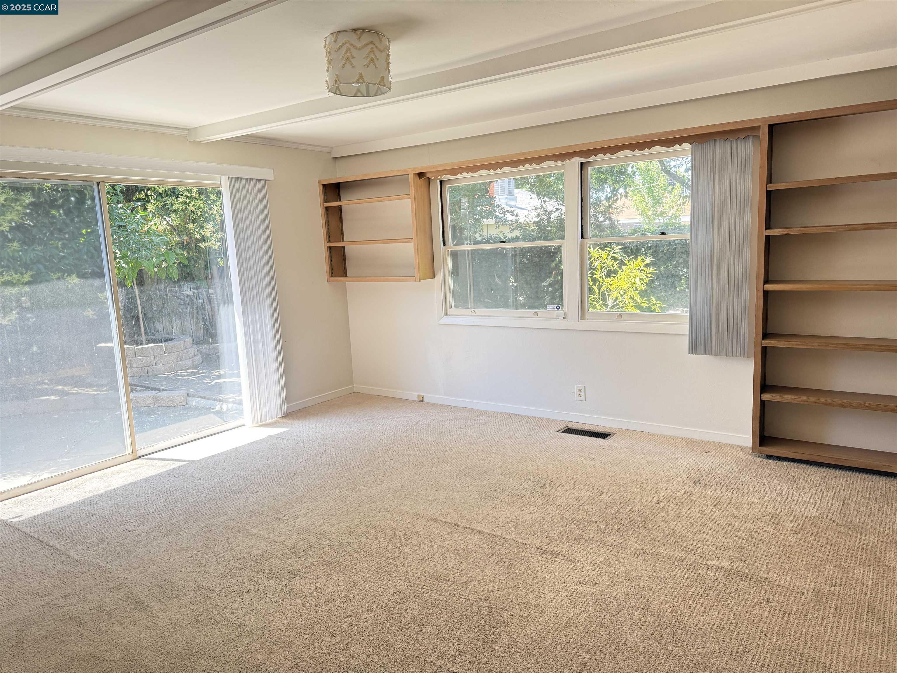 Detail Gallery Image 4 of 27 For 3055 Country Club Blvd, Stockton,  CA 95204 - 3 Beds | 2 Baths