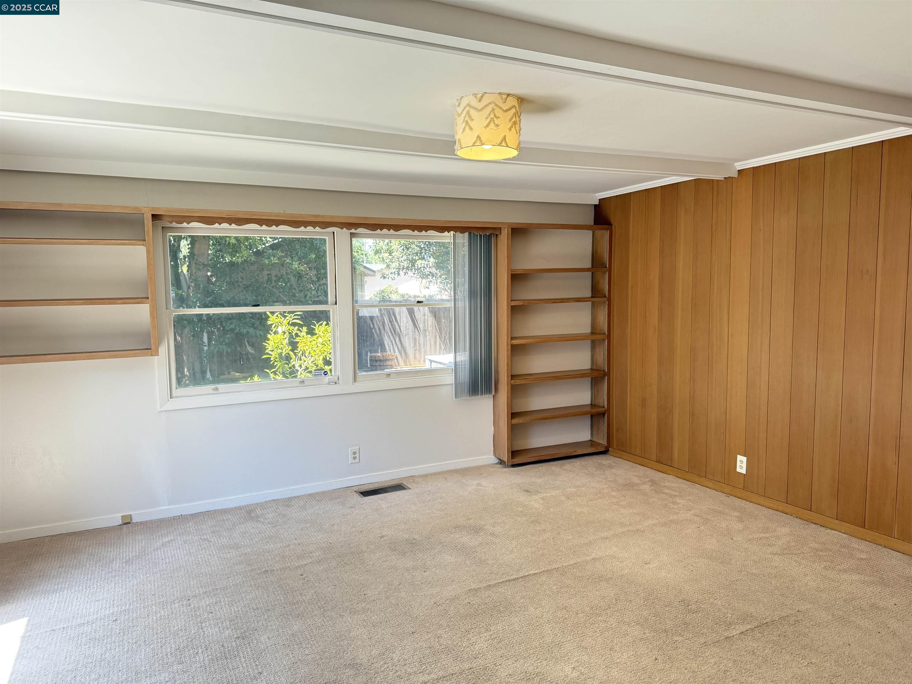 Detail Gallery Image 5 of 27 For 3055 Country Club Blvd, Stockton,  CA 95204 - 3 Beds | 2 Baths