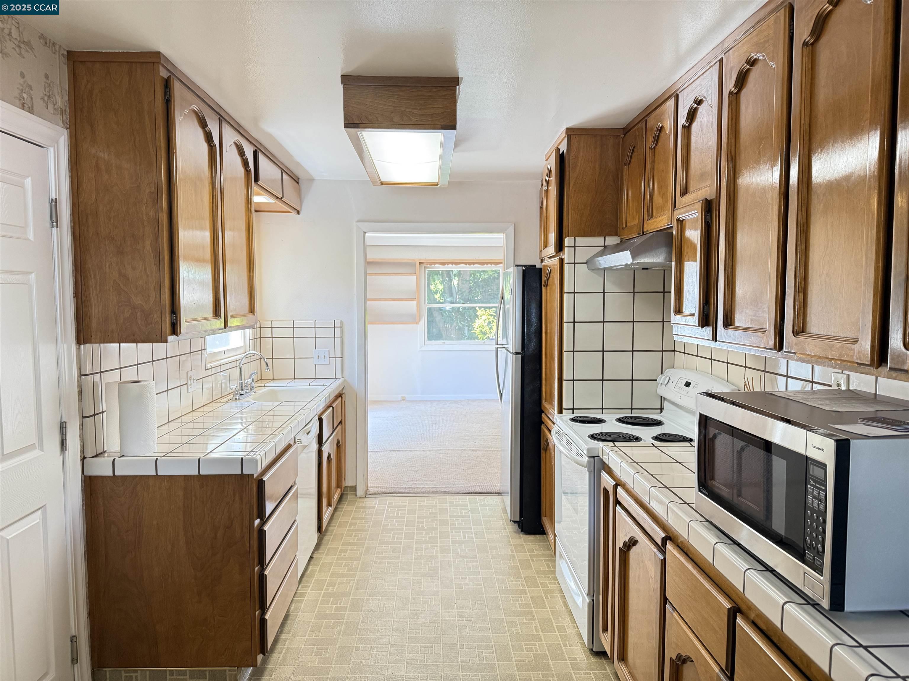 Detail Gallery Image 6 of 27 For 3055 Country Club Blvd, Stockton,  CA 95204 - 3 Beds | 2 Baths