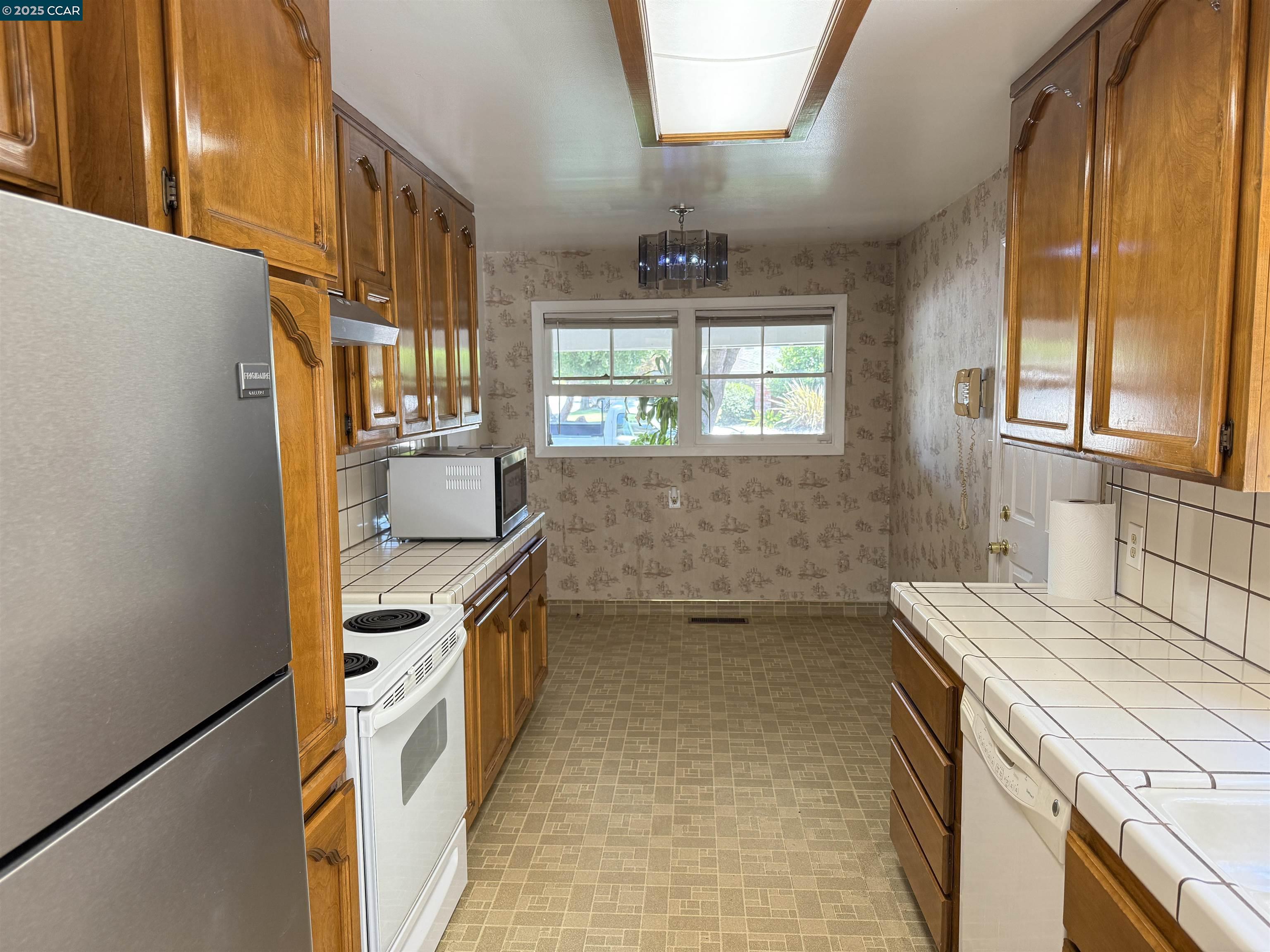 Detail Gallery Image 7 of 27 For 3055 Country Club Blvd, Stockton,  CA 95204 - 3 Beds | 2 Baths