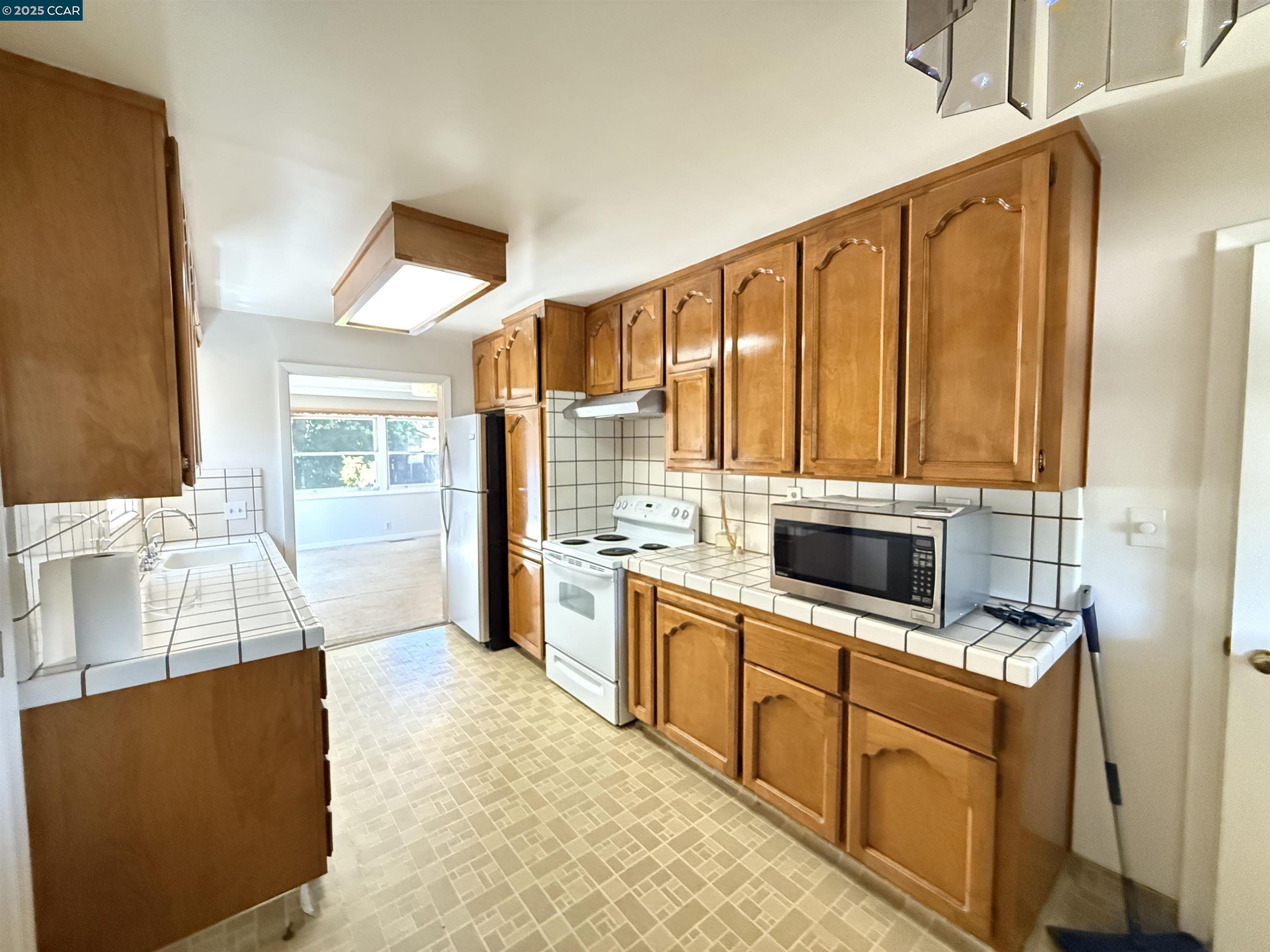 Detail Gallery Image 8 of 27 For 3055 Country Club Blvd, Stockton,  CA 95204 - 3 Beds | 2 Baths