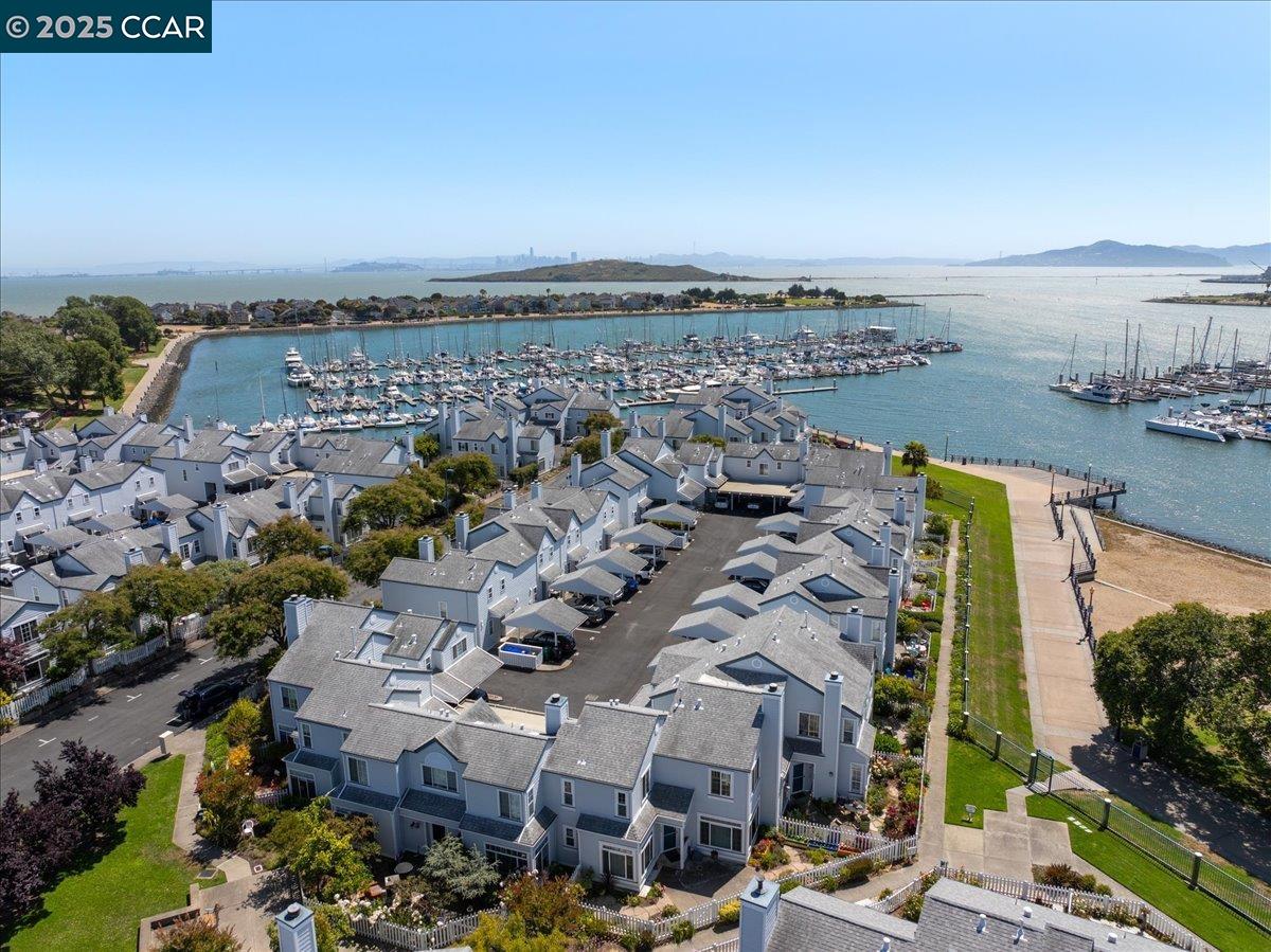 Detail Gallery Image 5 of 53 For 609 Commodore Dr, Richmond,  CA 94804 - 2 Beds | 2/1 Baths