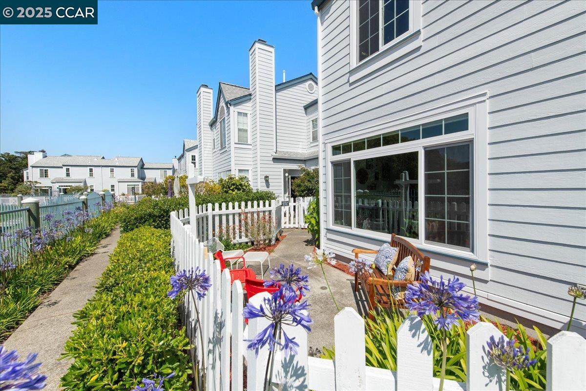 Detail Gallery Image 8 of 53 For 609 Commodore Dr, Richmond,  CA 94804 - 2 Beds | 2/1 Baths
