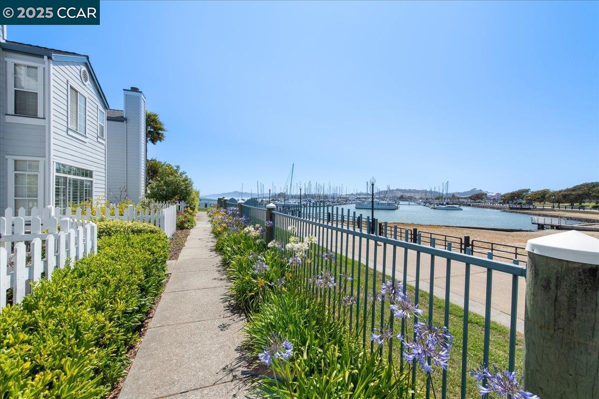 Detail Gallery Image 9 of 53 For 609 Commodore Dr, Richmond,  CA 94804 - 2 Beds | 2/1 Baths