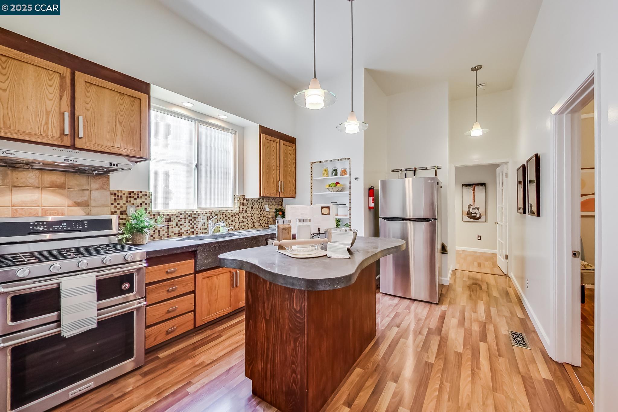 Detail Gallery Image 11 of 55 For 634 22nd St, Oakland,  CA 94612 - 5 Beds | 3/1 Baths