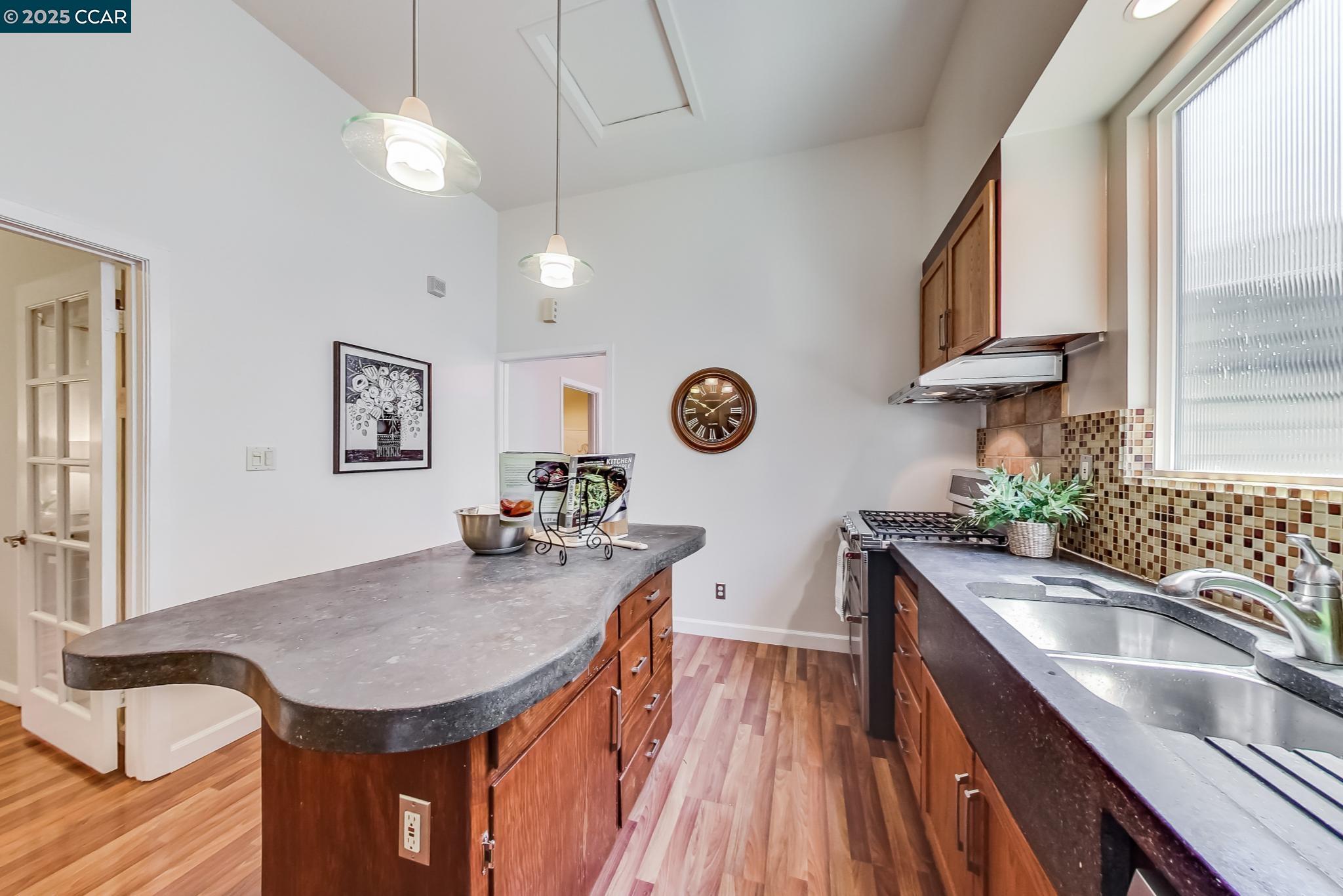 Detail Gallery Image 13 of 55 For 634 22nd St, Oakland,  CA 94612 - 5 Beds | 3/1 Baths