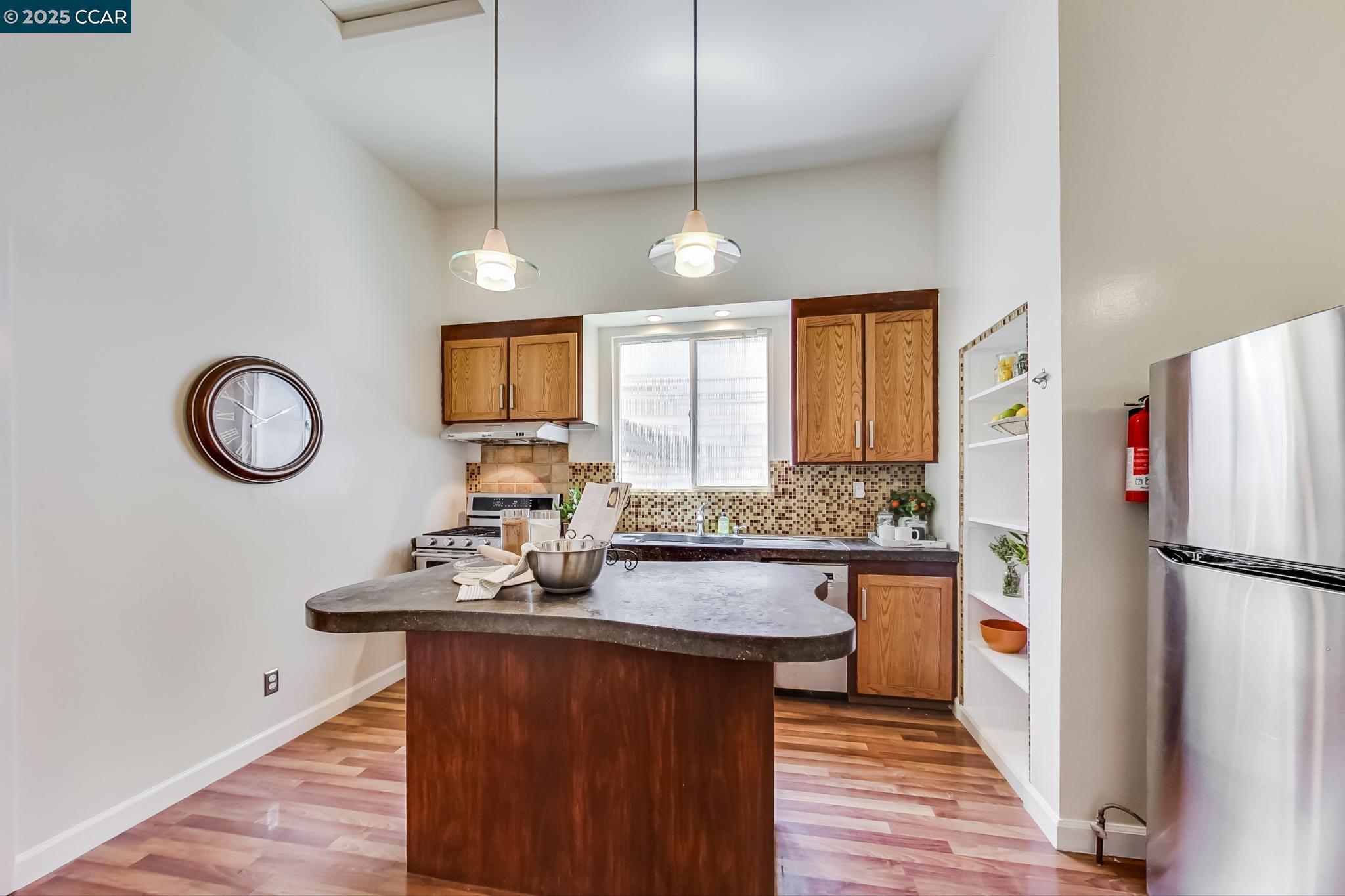Detail Gallery Image 14 of 55 For 634 22nd St, Oakland,  CA 94612 - 5 Beds | 3/1 Baths