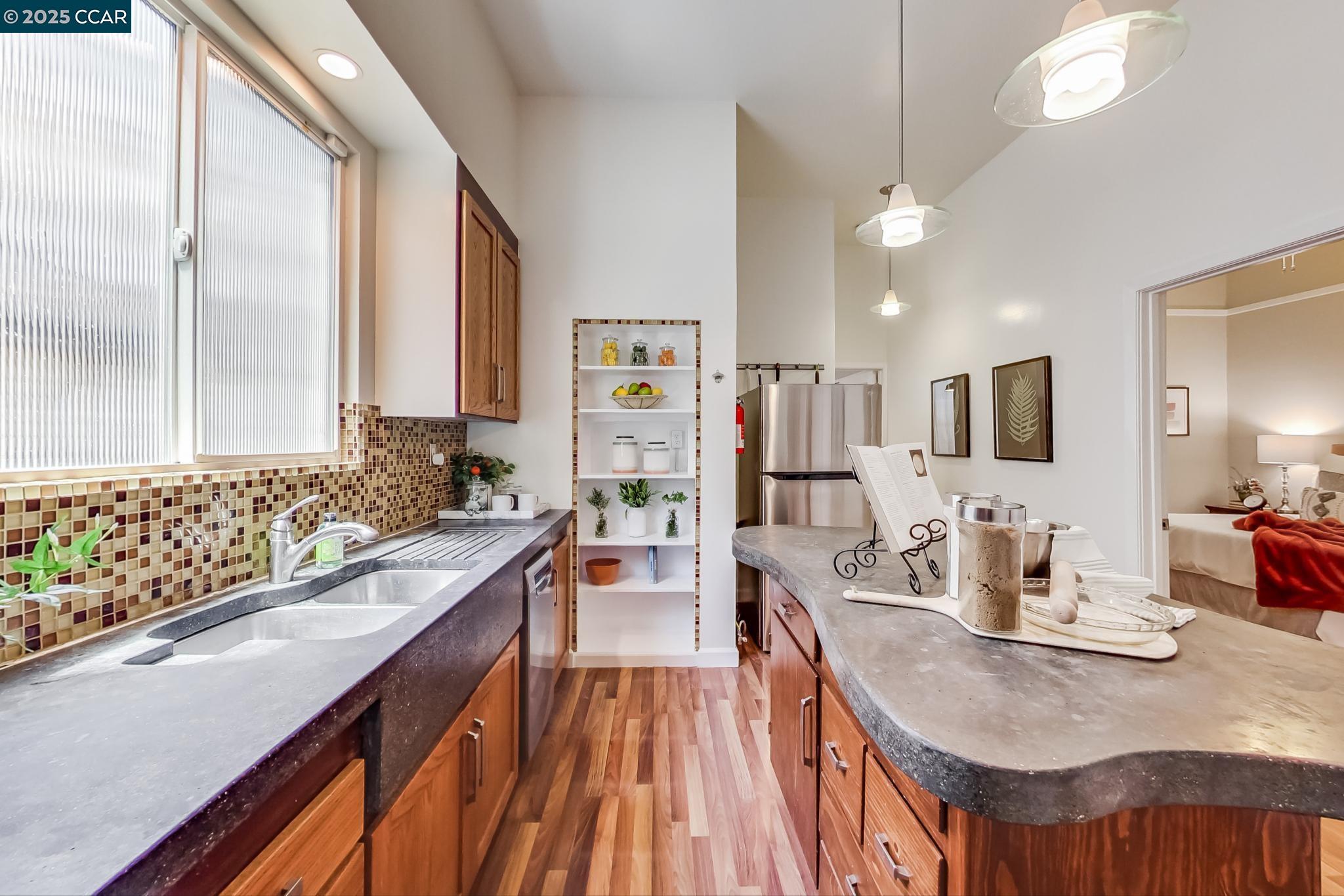 Detail Gallery Image 15 of 55 For 634 22nd St, Oakland,  CA 94612 - 5 Beds | 3/1 Baths