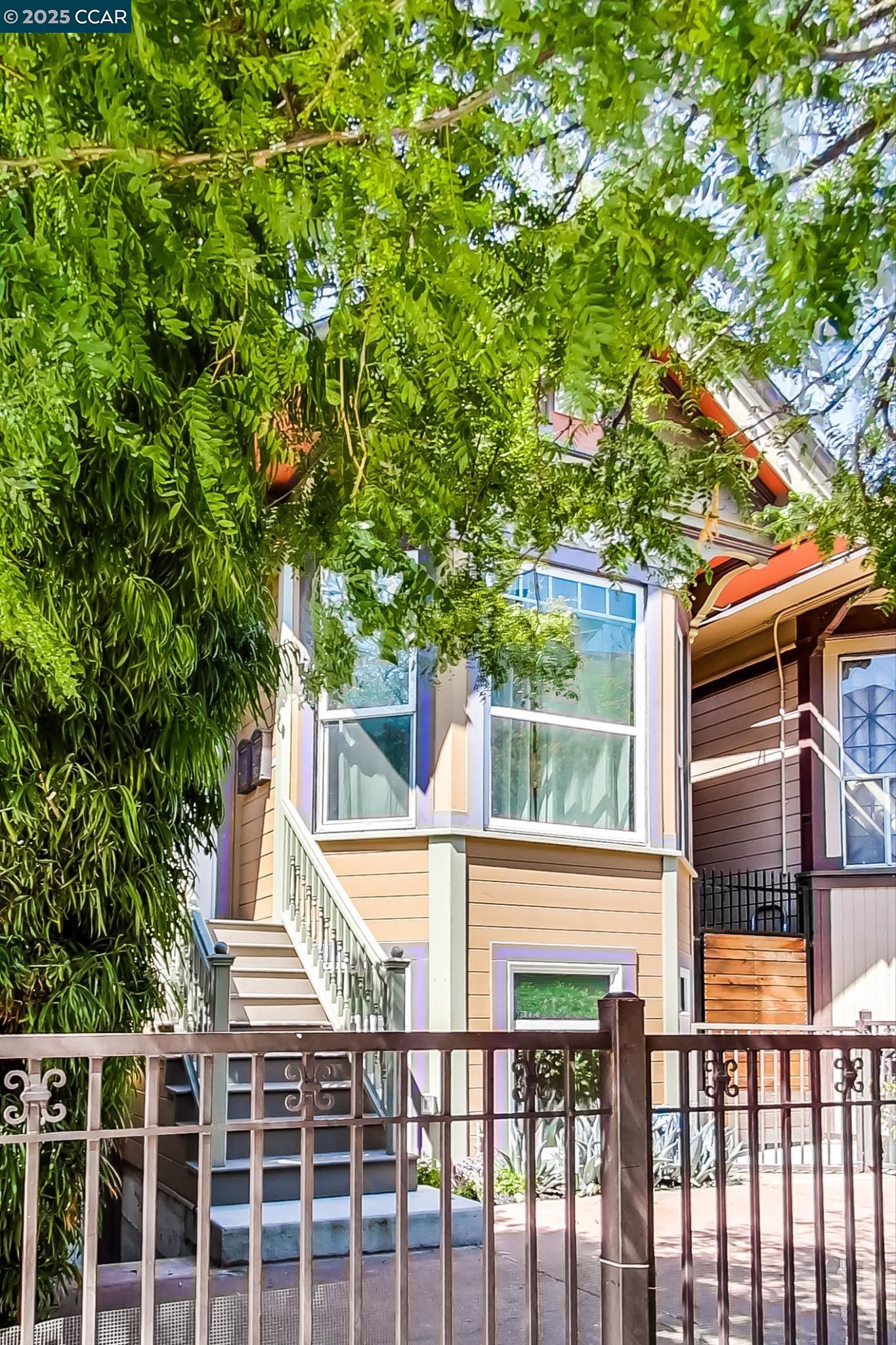 Detail Gallery Image 4 of 55 For 634 22nd St, Oakland,  CA 94612 - 5 Beds | 3/1 Baths