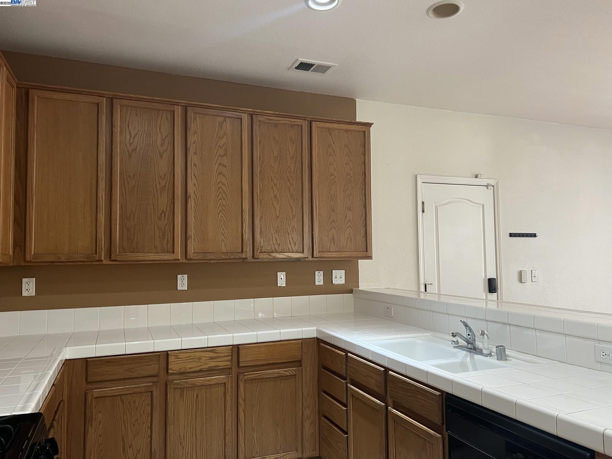 Detail Gallery Image 6 of 23 For 3127 Puffin Cir, Fairfield,  CA 94533 - 4 Beds | 2/1 Baths