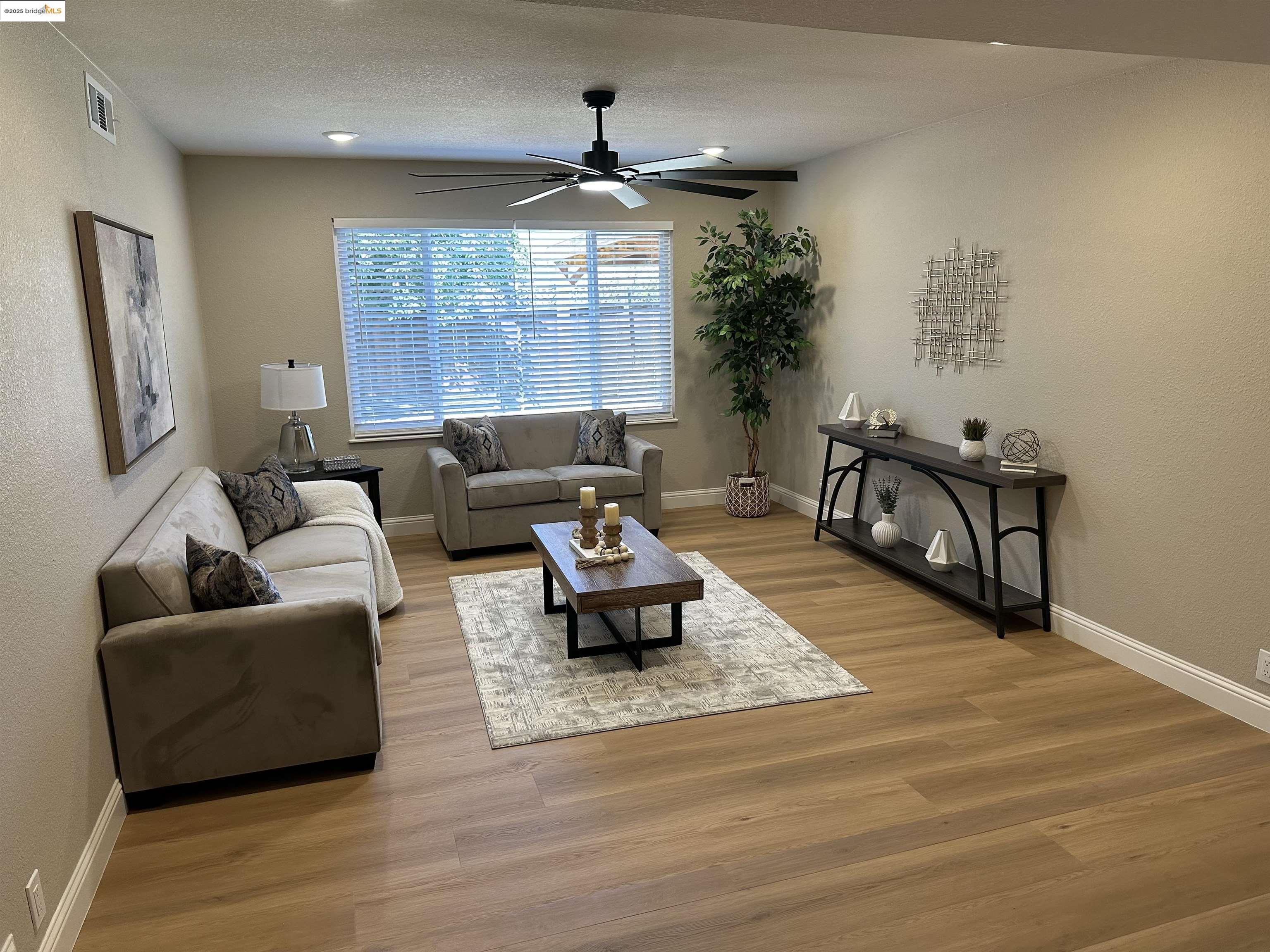 Detail Gallery Image 2 of 18 For 1868 Lynwood Dr, Concord,  CA 94519 - 3 Beds | 2 Baths