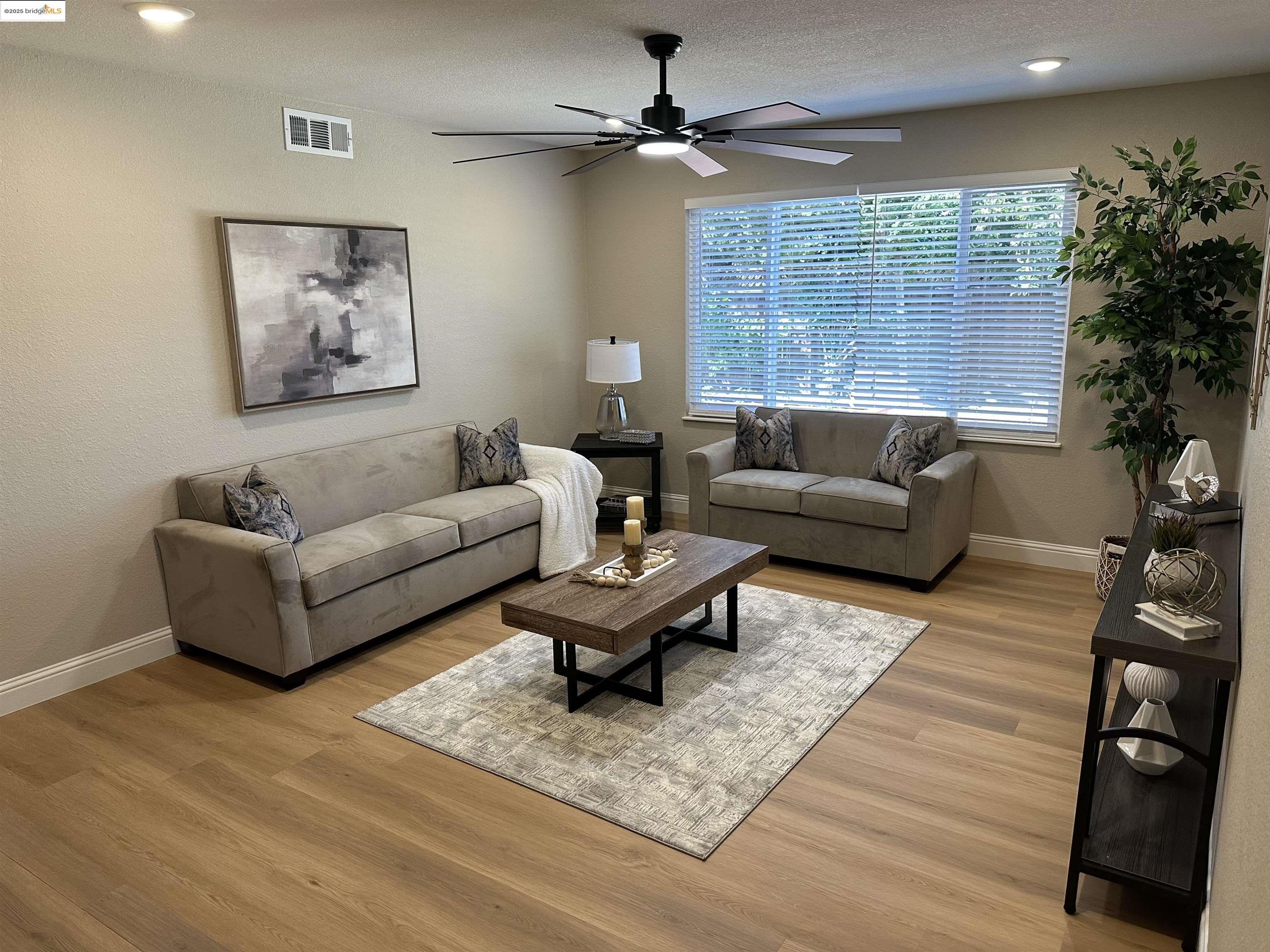 Detail Gallery Image 3 of 18 For 1868 Lynwood Dr, Concord,  CA 94519 - 3 Beds | 2 Baths
