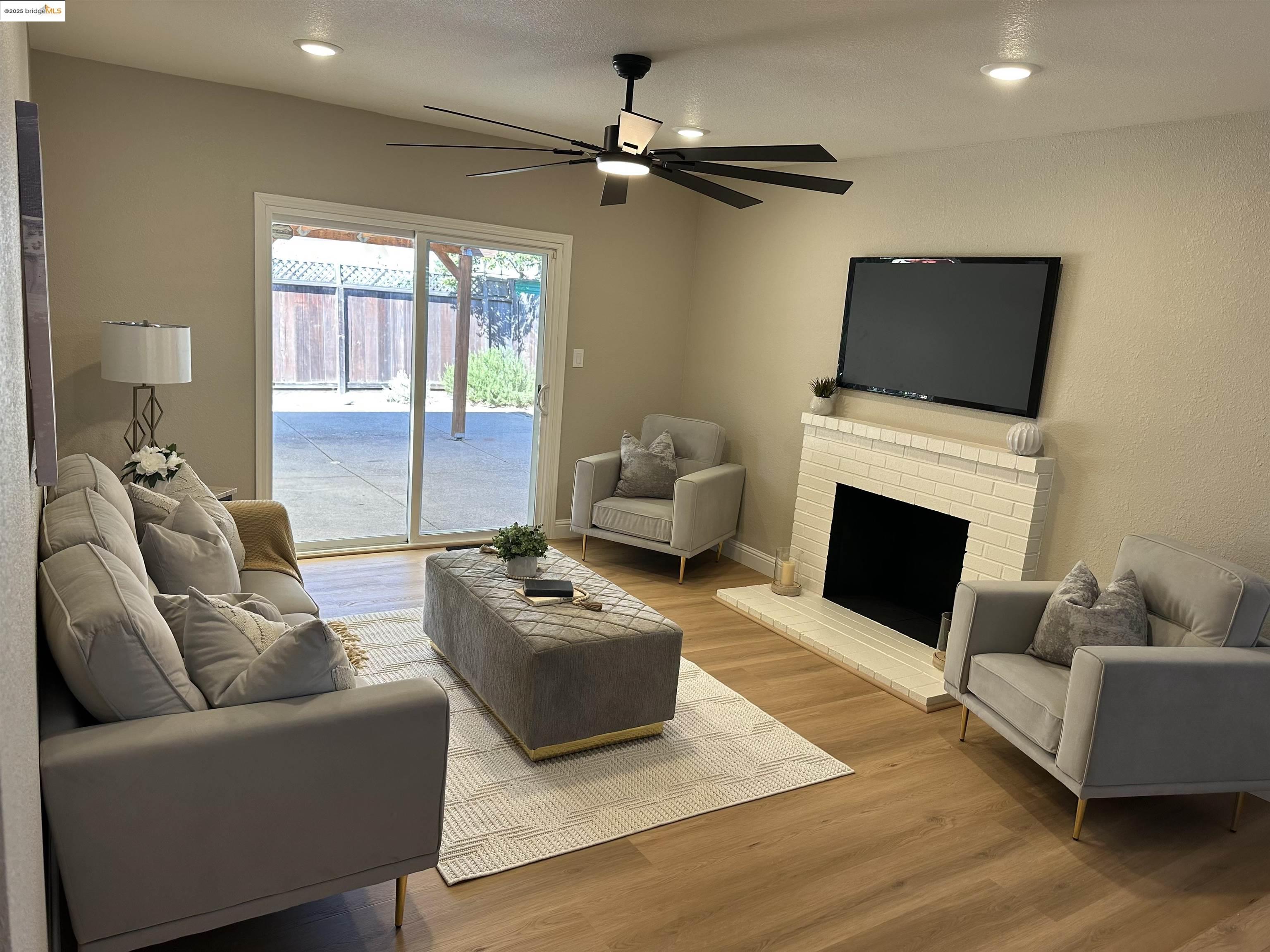 Detail Gallery Image 4 of 18 For 1868 Lynwood Dr, Concord,  CA 94519 - 3 Beds | 2 Baths