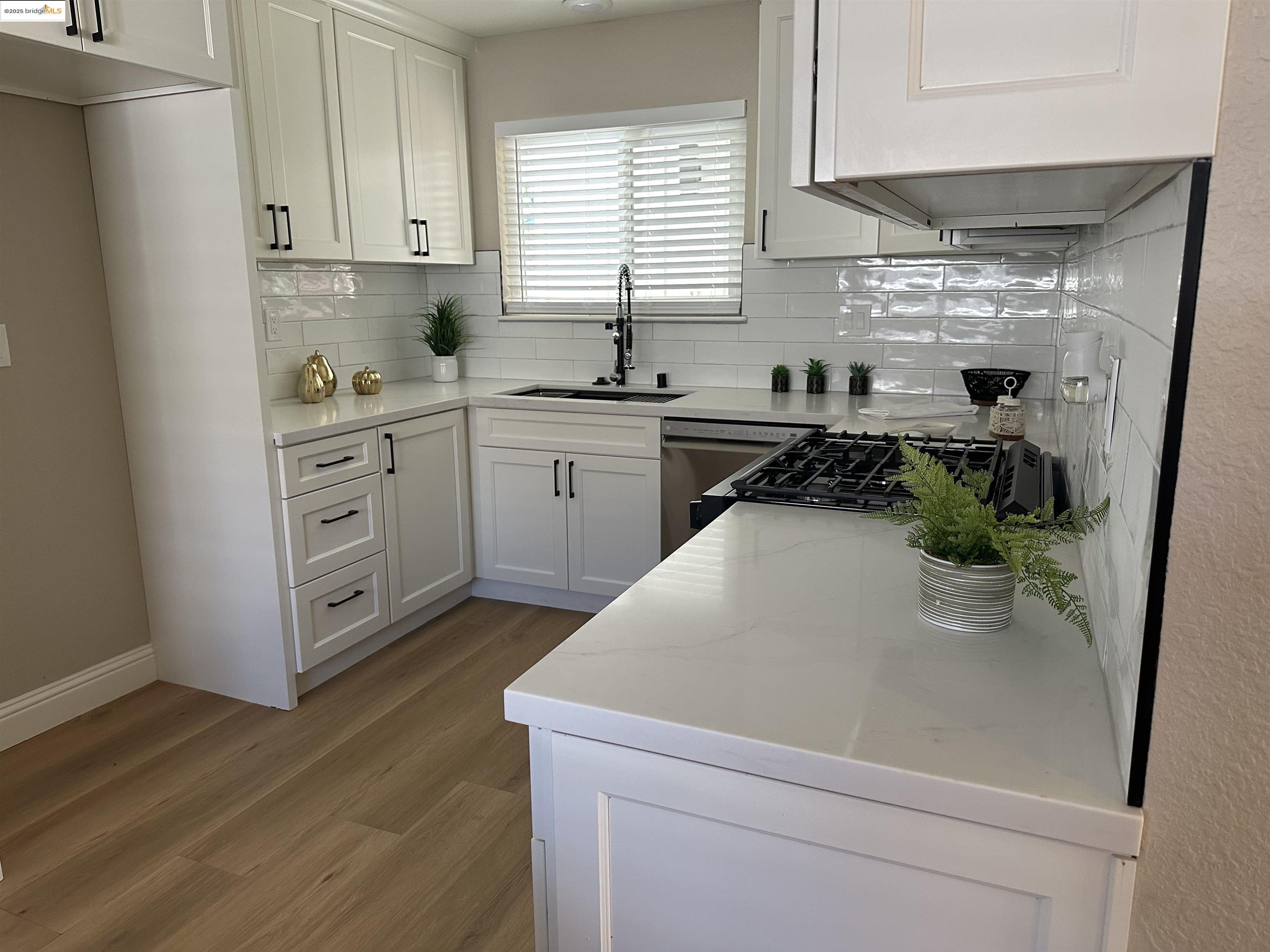 Detail Gallery Image 6 of 18 For 1868 Lynwood Dr, Concord,  CA 94519 - 3 Beds | 2 Baths